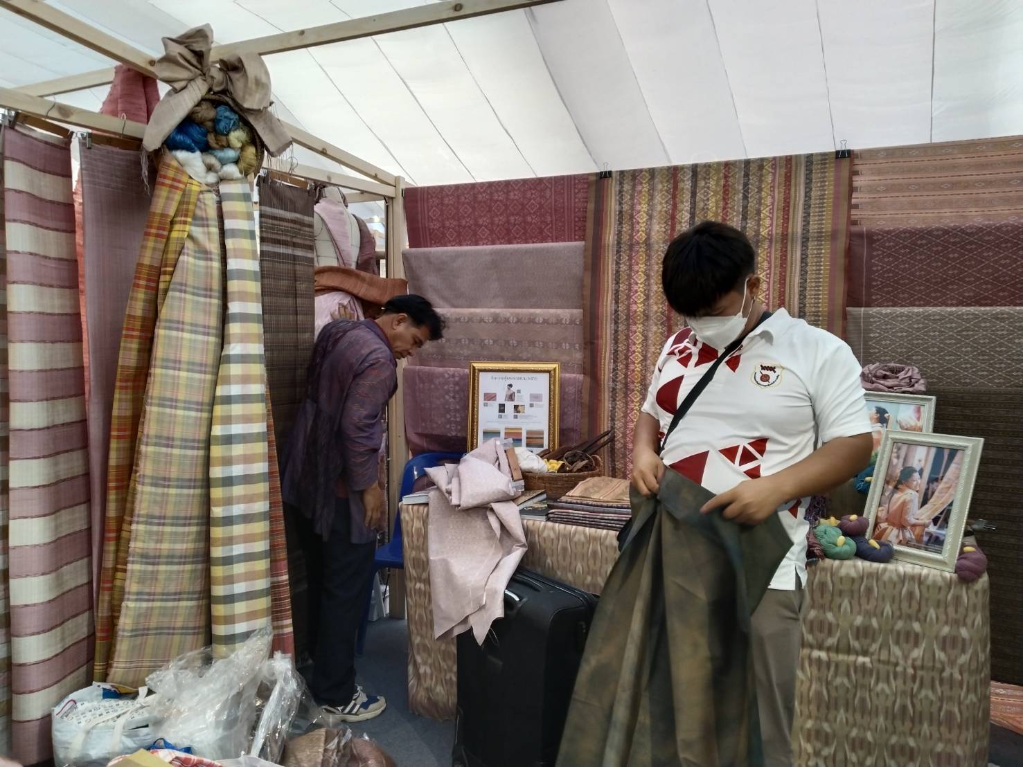 อธิบดีกรมการพัฒนาขุมชน เยี่ยมให้กำลังใจ บูธ พช.ยโสธร ในการร่วมดำเนินโครงการ พัฒนาผู้นำการเปลี่ยนแปลงภูมิปัญญาชุมชนไทย