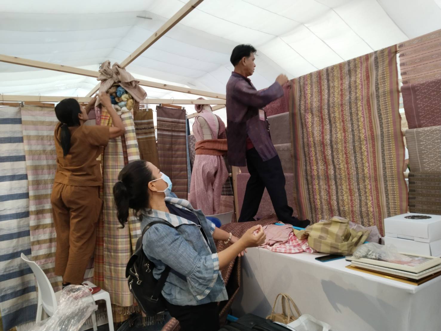 อธิบดีกรมการพัฒนาขุมชน เยี่ยมให้กำลังใจ บูธ พช.ยโสธร ในการร่วมดำเนินโครงการ พัฒนาผู้นำการเปลี่ยนแปลงภูมิปัญญาชุมชนไทย