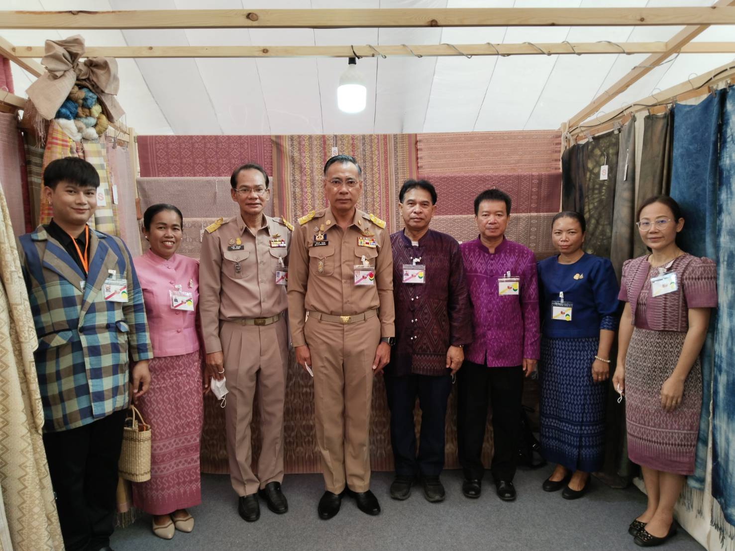 พ่อเมืองยโสธร เยี่ยมให้กำลังใจ บูธ พช.ยโสธร ในการร่วมดำเนินโครงการ พัฒนาผู้นำการเปลี่ยนแปลงภูมิปัญญาชุมชนไทย