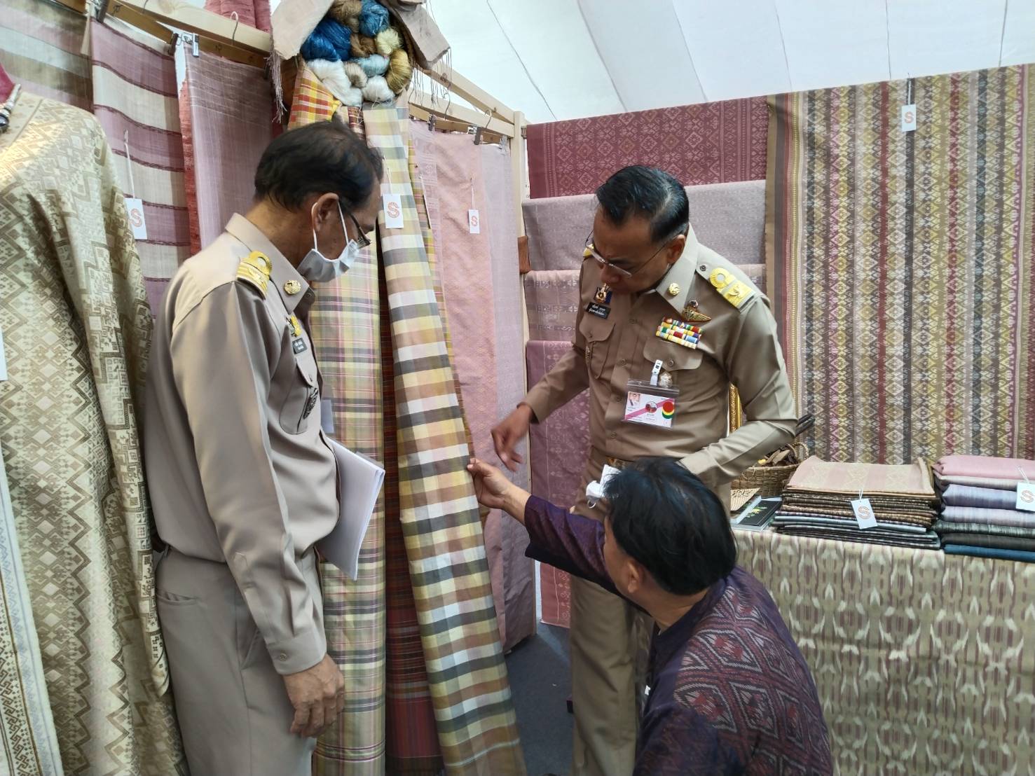 พ่อเมืองยโสธร เยี่ยมให้กำลังใจ บูธ พช.ยโสธร ในการร่วมดำเนินโครงการ พัฒนาผู้นำการเปลี่ยนแปลงภูมิปัญญาชุมชนไทย