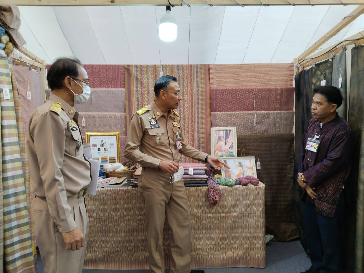 พ่อเมืองยโสธร เยี่ยมให้กำลังใจ บูธ พช.ยโสธร ในการร่วมดำเนินโครงการ พัฒนาผู้นำการเปลี่ยนแปลงภูมิปัญญาชุมชนไทย