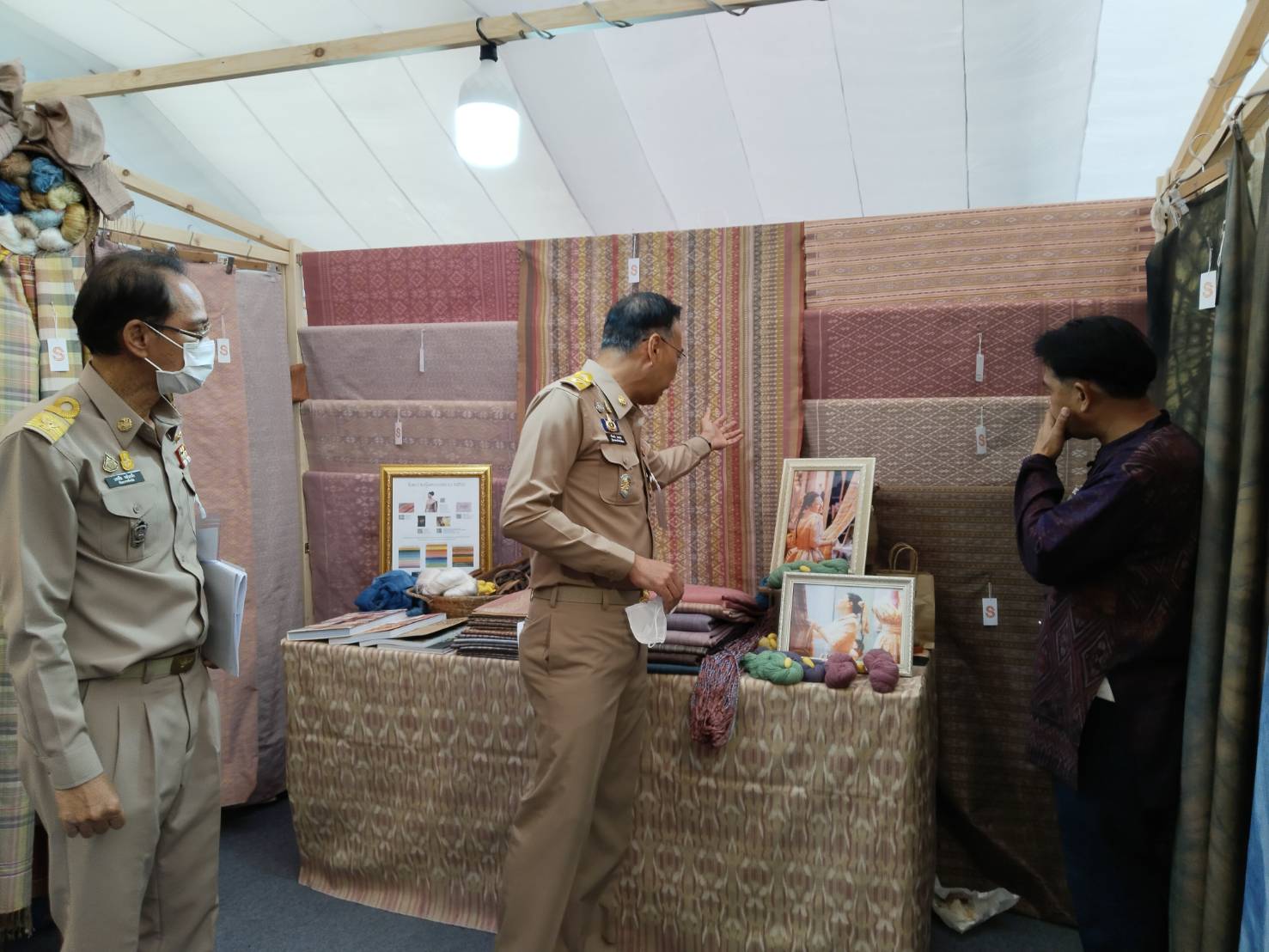 พ่อเมืองยโสธร เยี่ยมให้กำลังใจ บูธ พช.ยโสธร ในการร่วมดำเนินโครงการ พัฒนาผู้นำการเปลี่ยนแปลงภูมิปัญญาชุมชนไทย