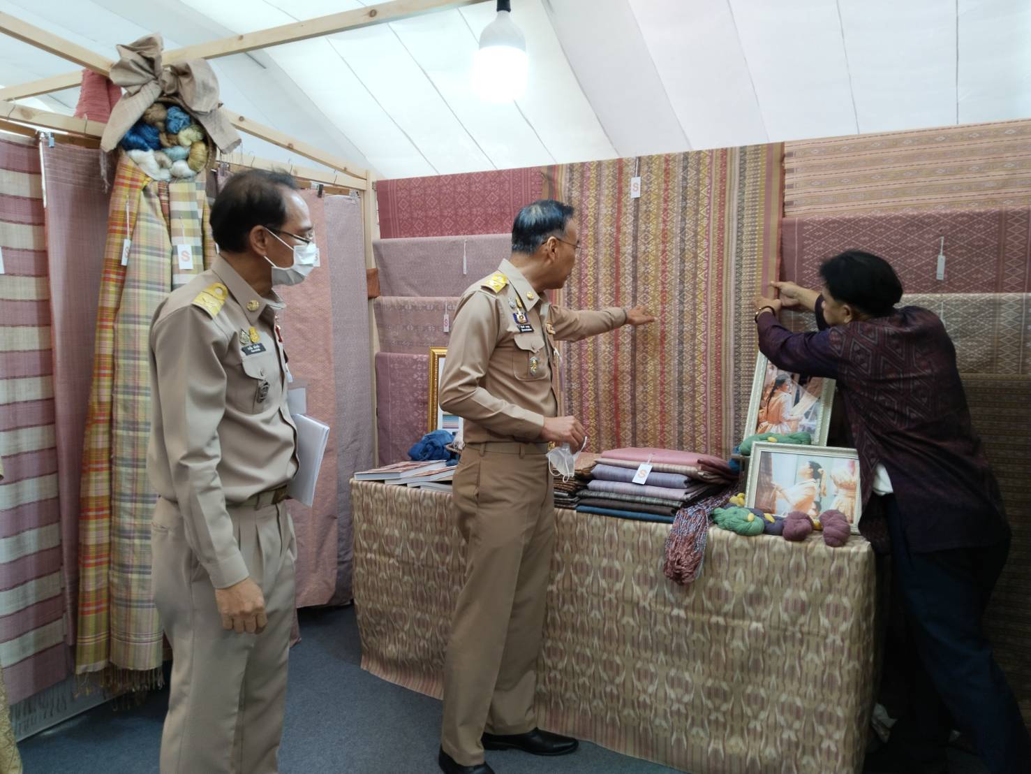 พ่อเมืองยโสธร เยี่ยมให้กำลังใจ บูธ พช.ยโสธร ในการร่วมดำเนินโครงการ พัฒนาผู้นำการเปลี่ยนแปลงภูมิปัญญาชุมชนไทย