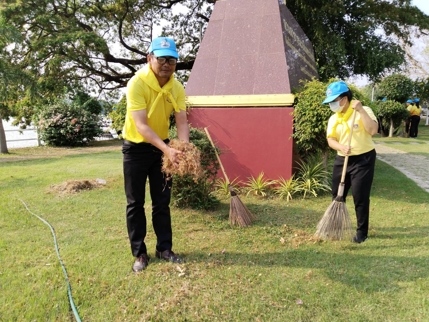 พช.ยโสธร ร่วมกิจกรรมจิตอาสาพัฒนาแหล่งน้ำศักดิ์สิทธิ์ท่าคำทอง เพื่อเฉลิมพระเกียรติพระบาทสมเด็จพระเจ้าอยู่หัว เนื่องในโอกาสมหามงคลเฉลิมพระชนมพรรษา 72 พรรษา