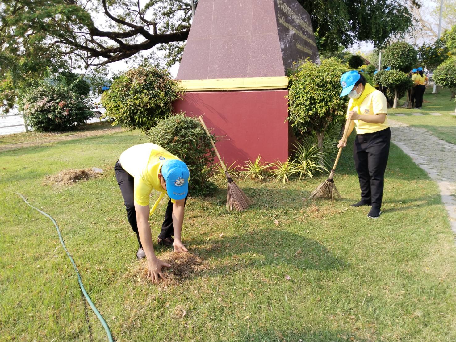 พช.ยโสธร ร่วมกิจกรรมจิตอาสาพัฒนาแหล่งน้ำศักดิ์สิทธิ์ท่าคำทอง เพื่อเฉลิมพระเกียรติพระบาทสมเด็จพระเจ้าอยู่หัว เนื่องในโอกาสมหามงคลเฉลิมพระชนมพรรษา 72 พรรษา