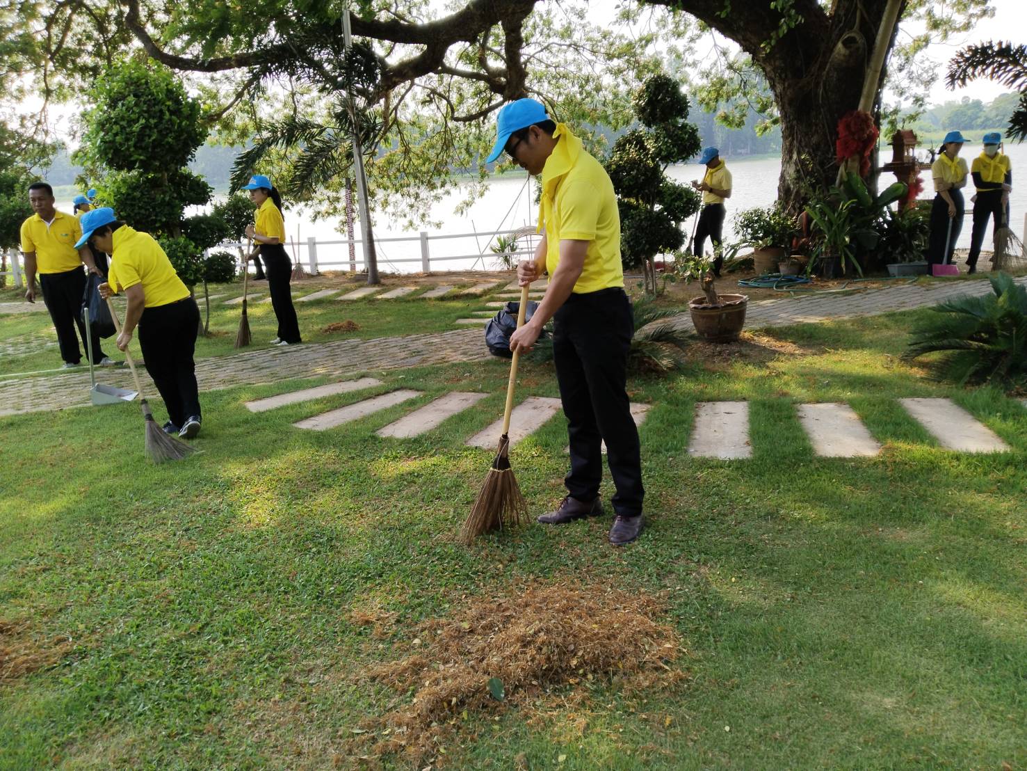 พช.ยโสธร ร่วมกิจกรรมจิตอาสาพัฒนาแหล่งน้ำศักดิ์สิทธิ์ท่าคำทอง เพื่อเฉลิมพระเกียรติพระบาทสมเด็จพระเจ้าอยู่หัว เนื่องในโอกาสมหามงคลเฉลิมพระชนมพรรษา 72 พรรษา