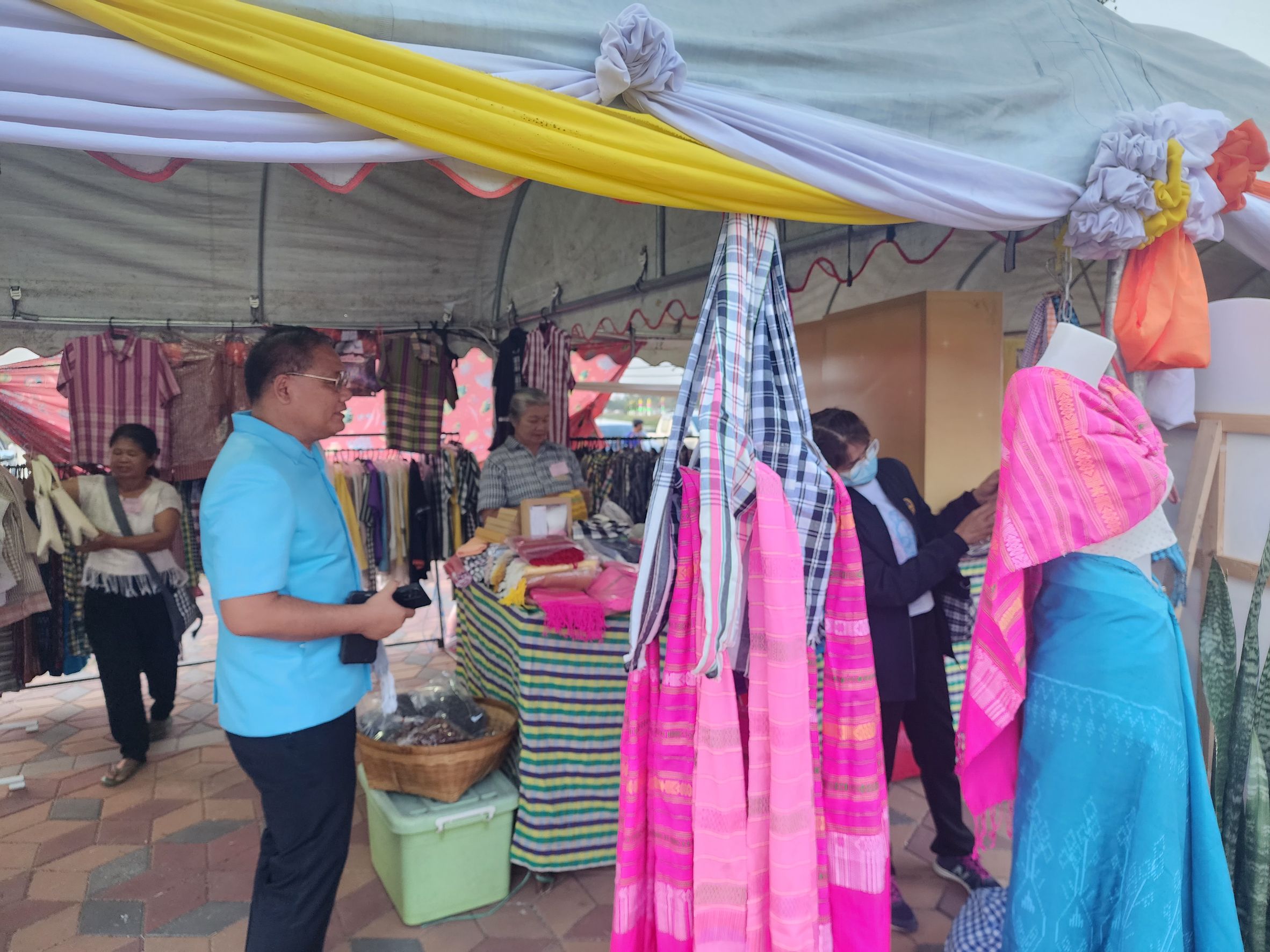 พ่อเมืองยโสธร เยี่ยมชมนิทรรศการผ้าไทยและ สินค้า OTOP จังหวัดยโสธร ในงานวันสถาปนาจังหวัดยโสธร ครบรอบ 52 ปี