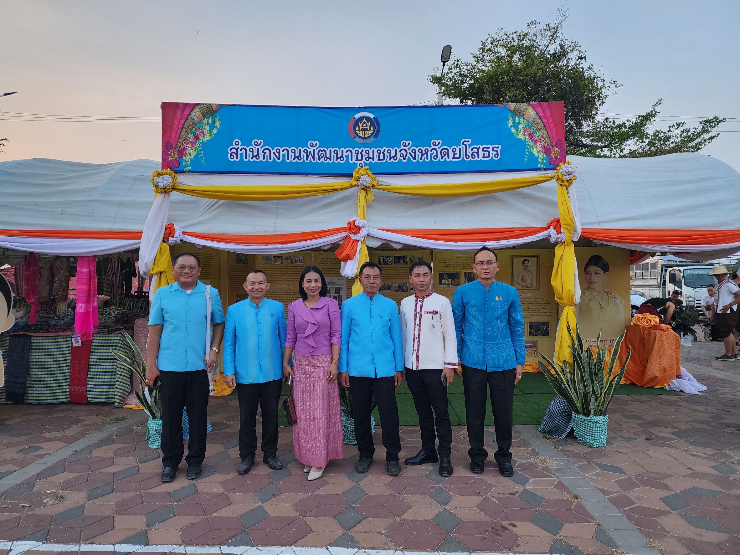 พ่อเมืองยโสธร เยี่ยมชมนิทรรศการผ้าไทยและ สินค้า OTOP จังหวัดยโสธร ในงานวันสถาปนาจังหวัดยโสธร ครบรอบ 52 ปี