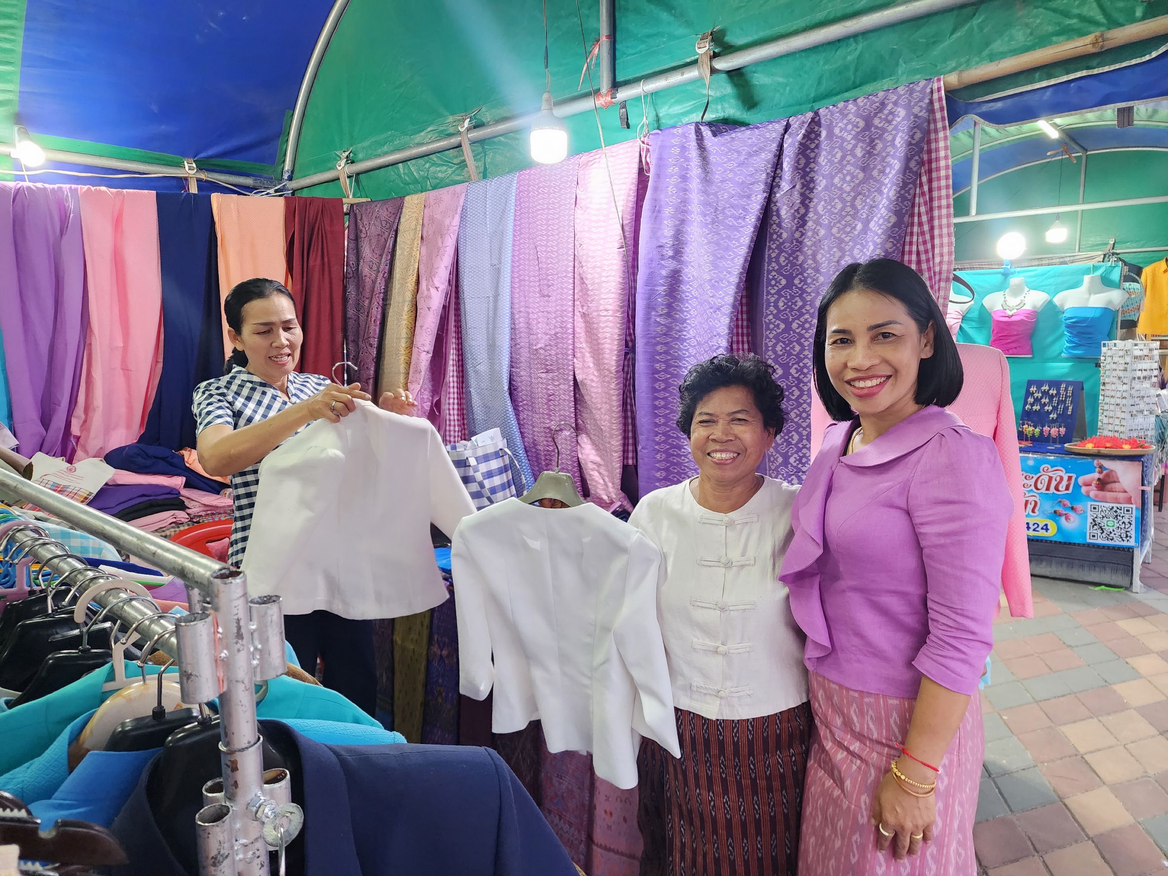 พ่อเมืองยโสธร เยี่ยมชมนิทรรศการผ้าไทยและ สินค้า OTOP จังหวัดยโสธร ในงานวันสถาปนาจังหวัดยโสธร ครบรอบ 52 ปี