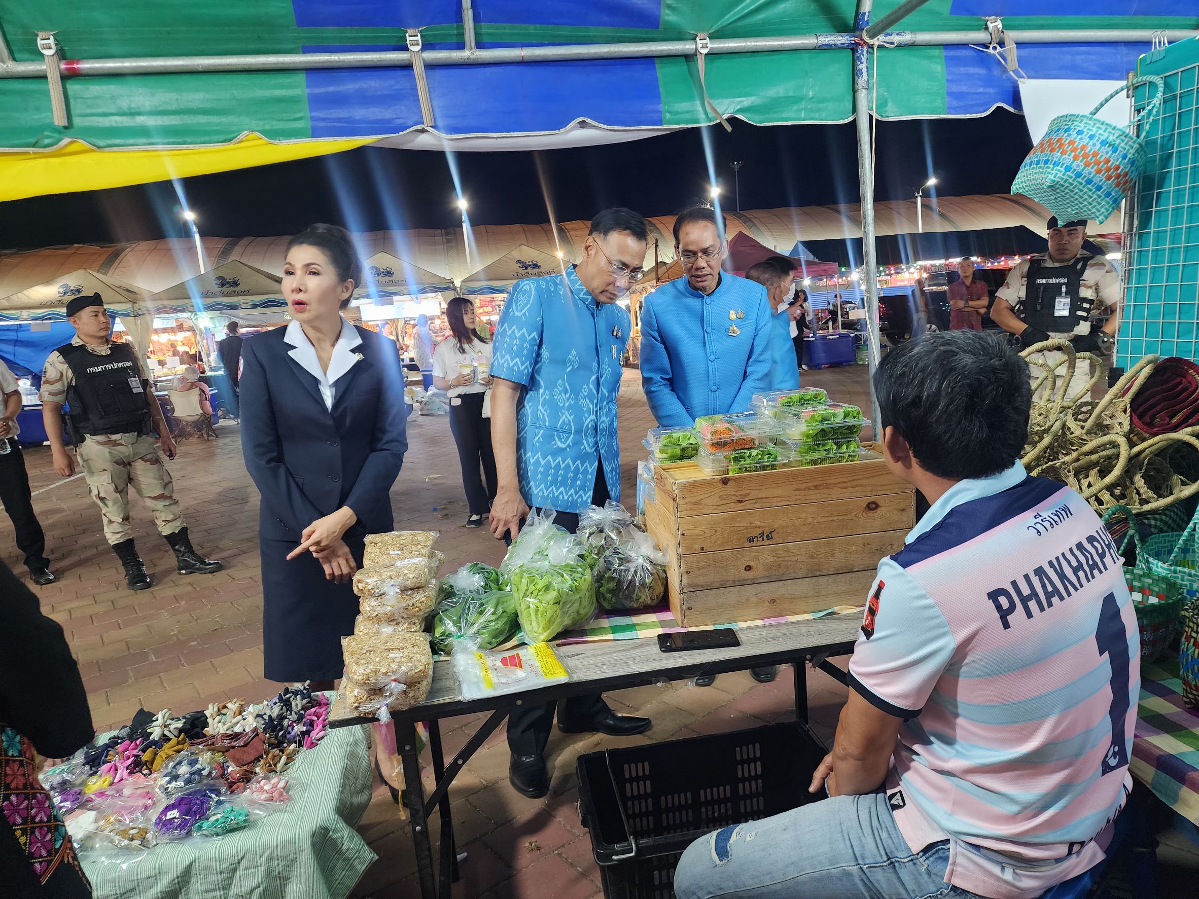 พ่อเมืองยโสธร เยี่ยมชมนิทรรศการผ้าไทยและ สินค้า OTOP จังหวัดยโสธร ในงานวันสถาปนาจังหวัดยโสธร ครบรอบ 52 ปี