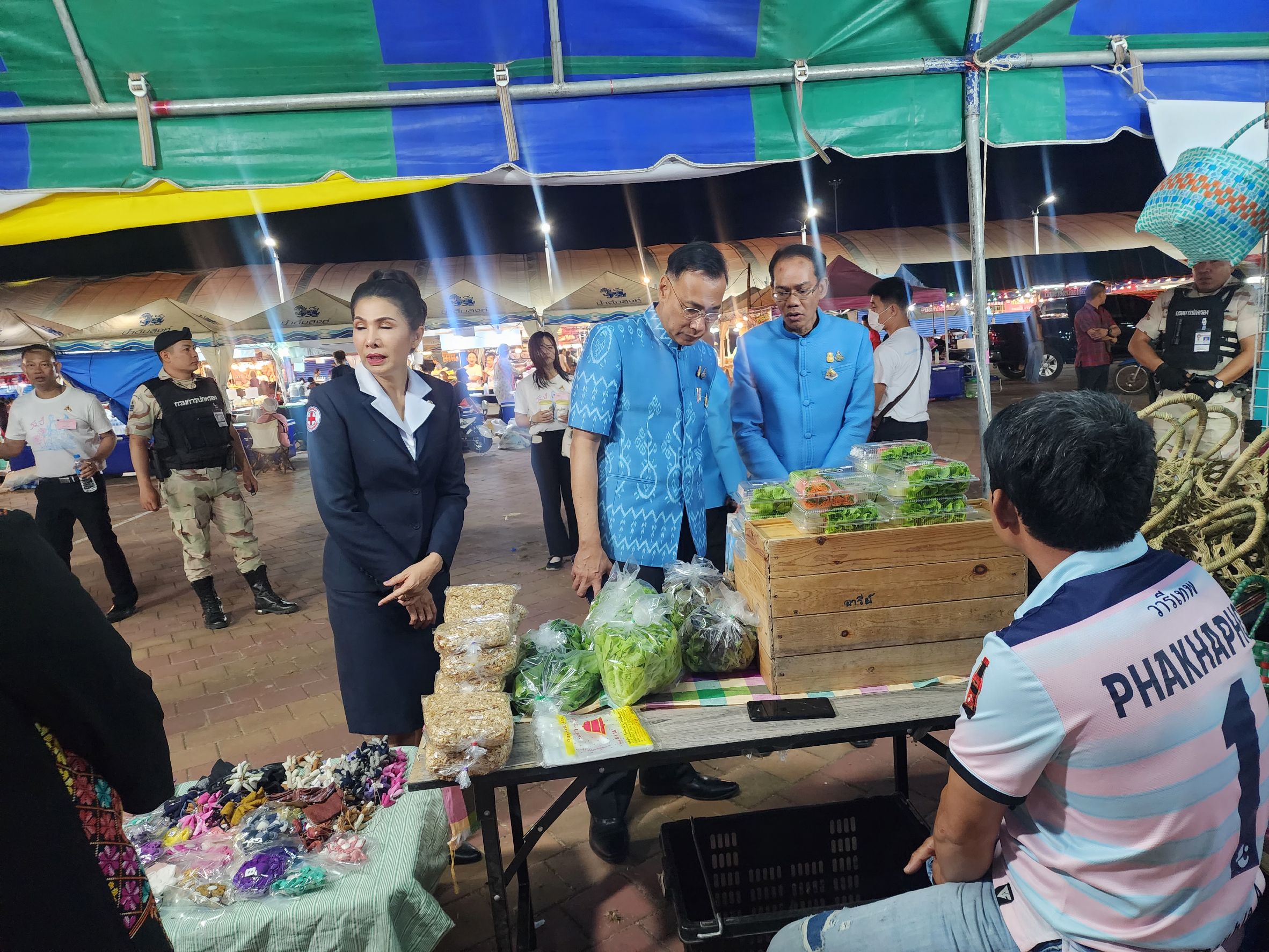 พ่อเมืองยโสธร เยี่ยมชมนิทรรศการผ้าไทยและ สินค้า OTOP จังหวัดยโสธร ในงานวันสถาปนาจังหวัดยโสธร ครบรอบ 52 ปี