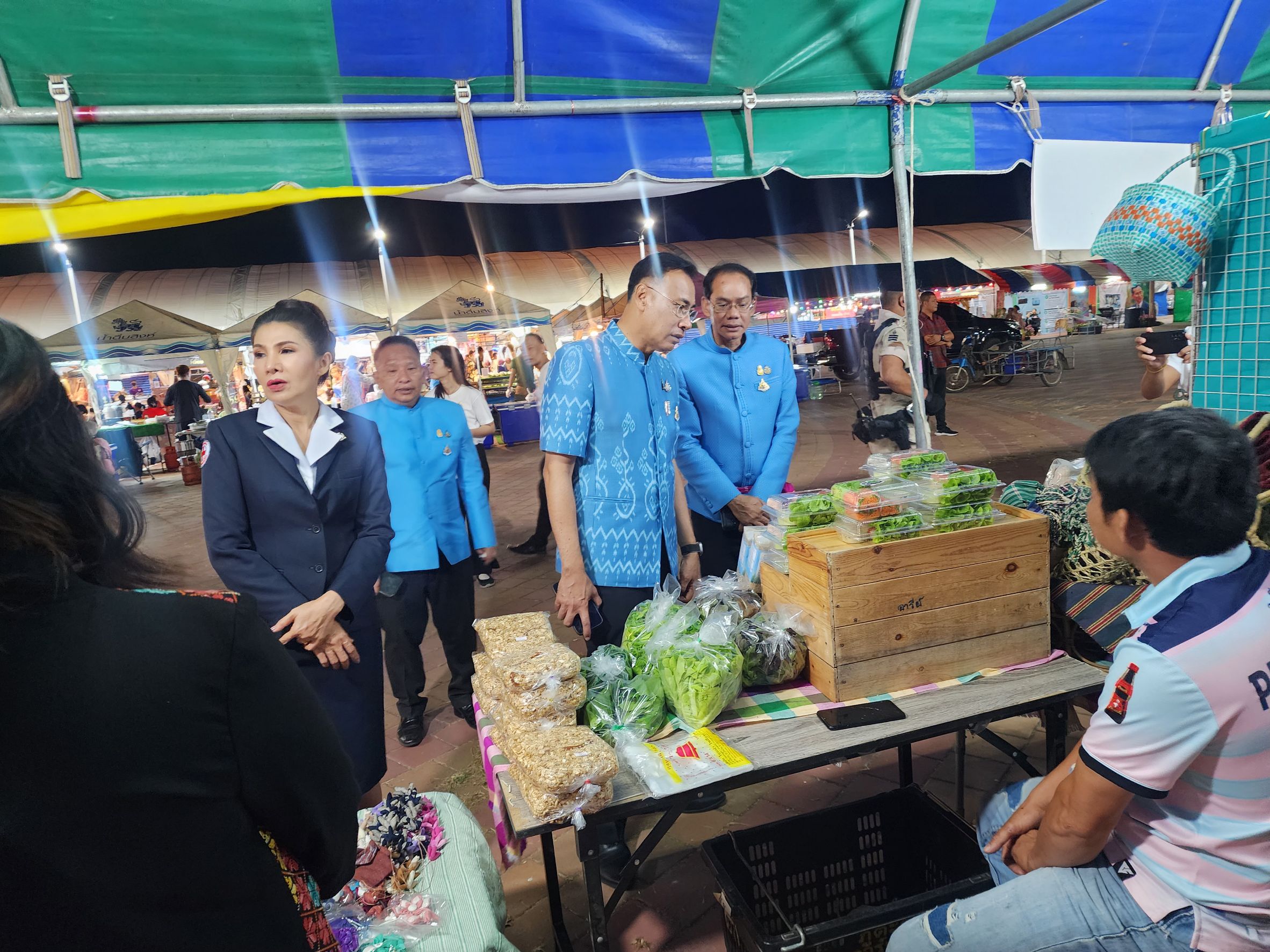 พ่อเมืองยโสธร เยี่ยมชมนิทรรศการผ้าไทยและ สินค้า OTOP จังหวัดยโสธร ในงานวันสถาปนาจังหวัดยโสธร ครบรอบ 52 ปี