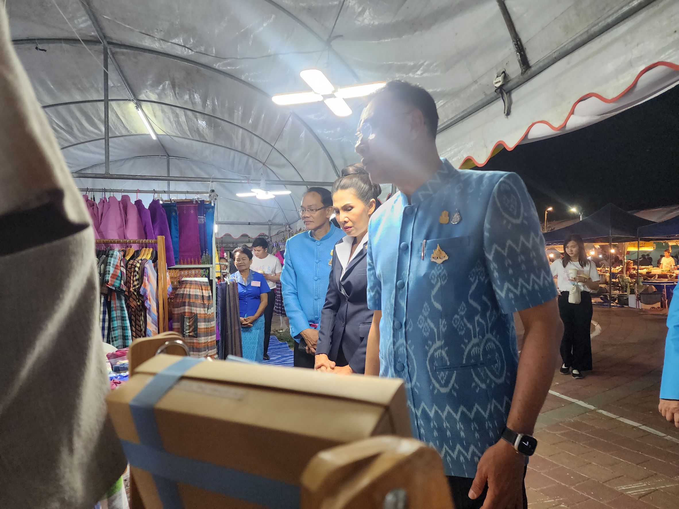 พ่อเมืองยโสธร เยี่ยมชมนิทรรศการผ้าไทยและ สินค้า OTOP จังหวัดยโสธร ในงานวันสถาปนาจังหวัดยโสธร ครบรอบ 52 ปี