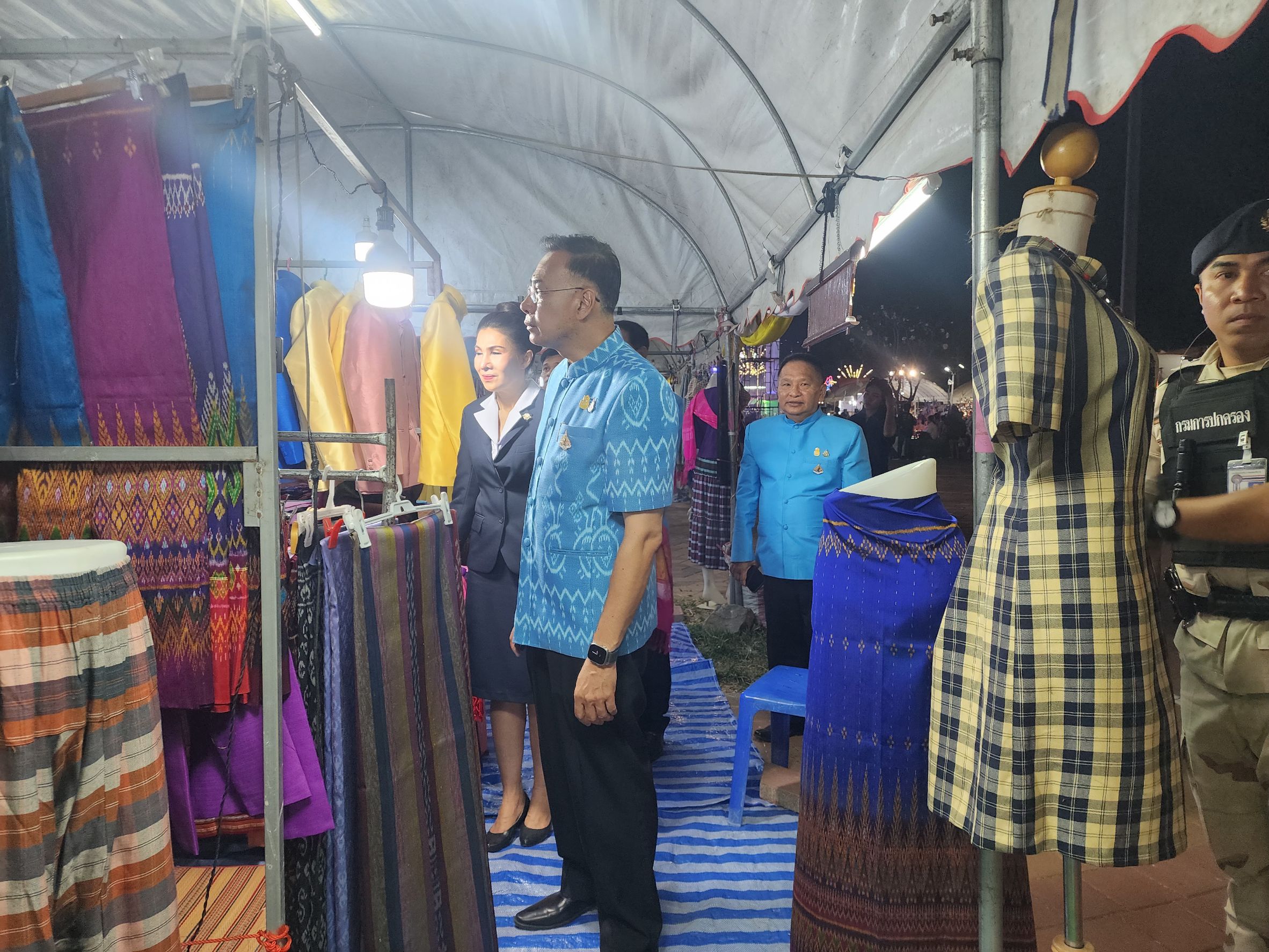 พ่อเมืองยโสธร เยี่ยมชมนิทรรศการผ้าไทยและ สินค้า OTOP จังหวัดยโสธร ในงานวันสถาปนาจังหวัดยโสธร ครบรอบ 52 ปี