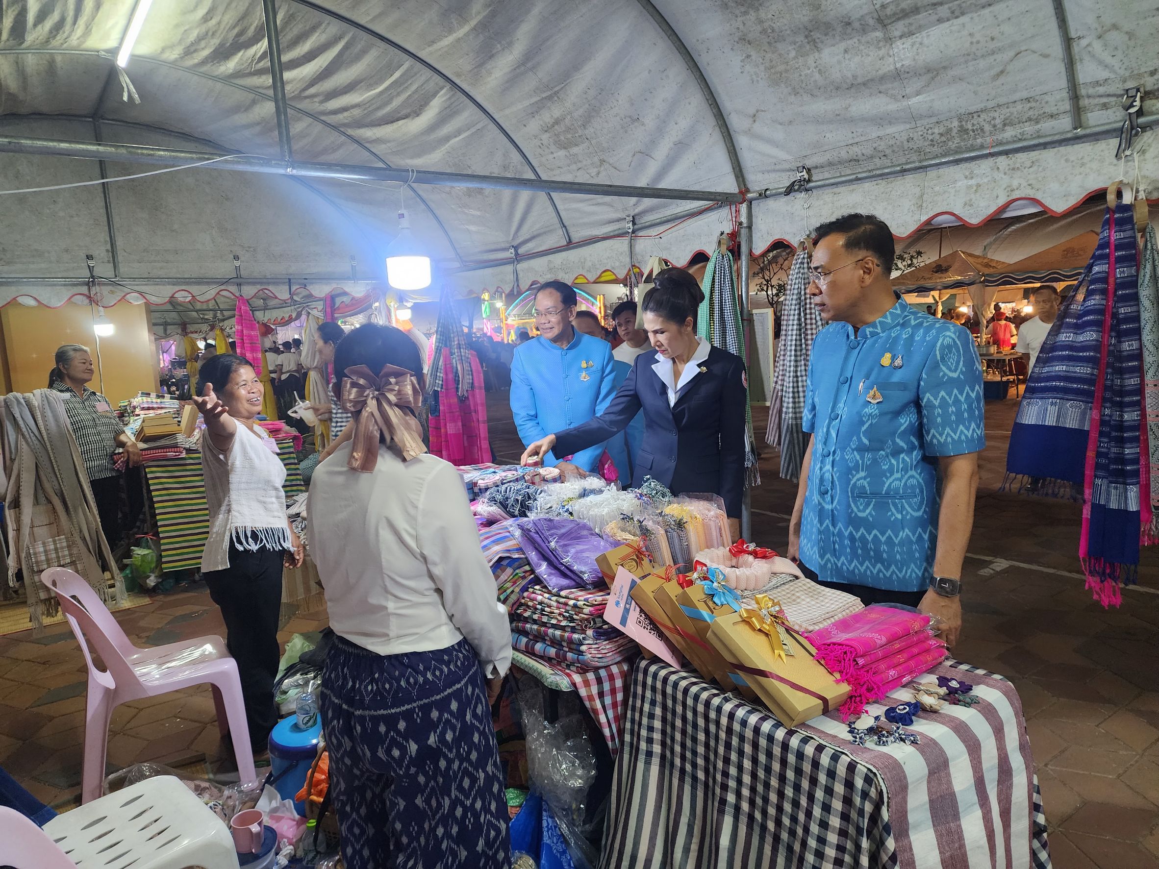 พ่อเมืองยโสธร เยี่ยมชมนิทรรศการผ้าไทยและ สินค้า OTOP จังหวัดยโสธร ในงานวันสถาปนาจังหวัดยโสธร ครบรอบ 52 ปี