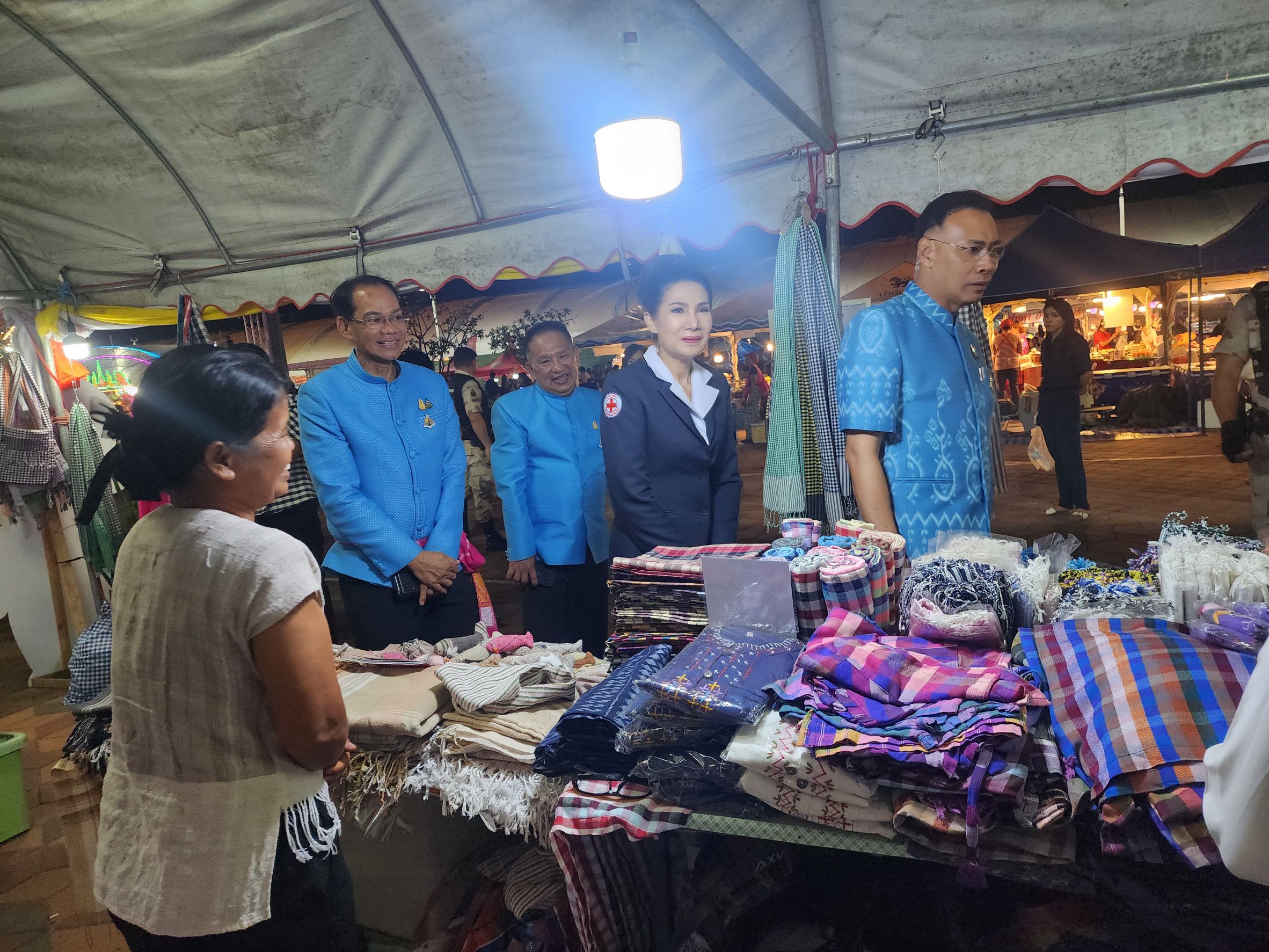 พ่อเมืองยโสธร เยี่ยมชมนิทรรศการผ้าไทยและ สินค้า OTOP จังหวัดยโสธร ในงานวันสถาปนาจังหวัดยโสธร ครบรอบ 52 ปี