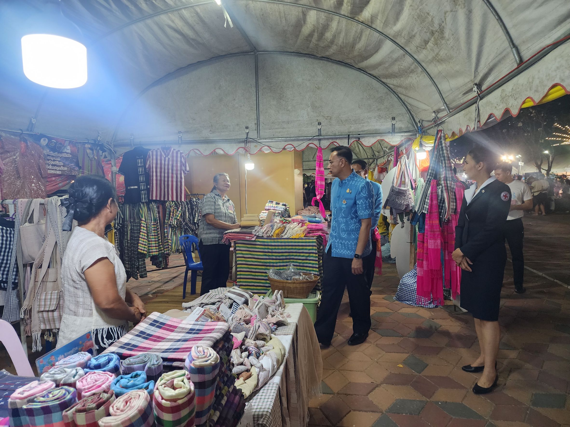 พ่อเมืองยโสธร เยี่ยมชมนิทรรศการผ้าไทยและ สินค้า OTOP จังหวัดยโสธร ในงานวันสถาปนาจังหวัดยโสธร ครบรอบ 52 ปี