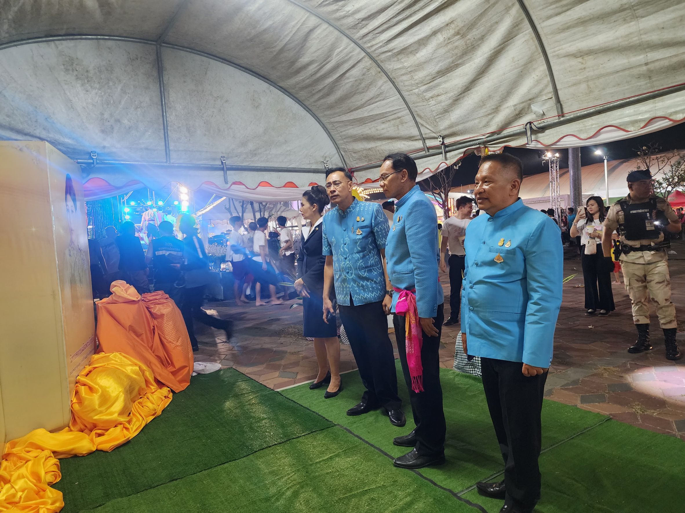 พ่อเมืองยโสธร เยี่ยมชมนิทรรศการผ้าไทยและ สินค้า OTOP จังหวัดยโสธร ในงานวันสถาปนาจังหวัดยโสธร ครบรอบ 52 ปี