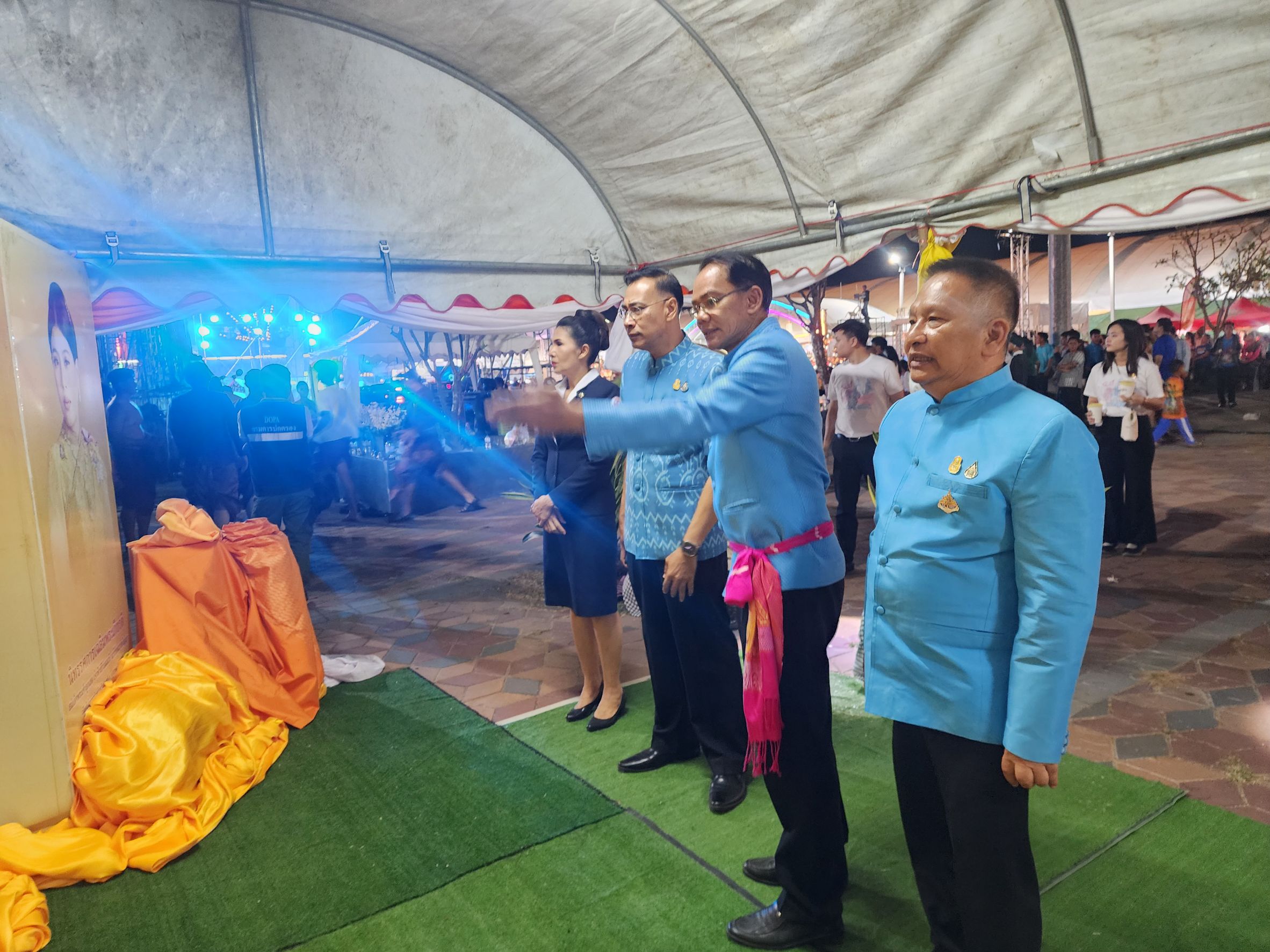 พ่อเมืองยโสธร เยี่ยมชมนิทรรศการผ้าไทยและ สินค้า OTOP จังหวัดยโสธร ในงานวันสถาปนาจังหวัดยโสธร ครบรอบ 52 ปี