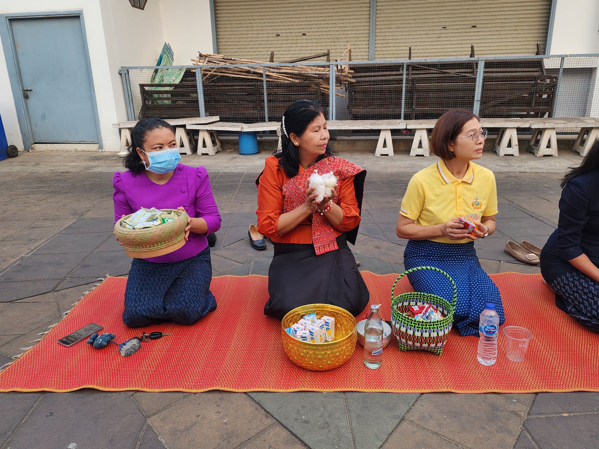☘พช.ยโสธรร่วมทำบุญตักบาตรย้อนยุค วิถีถิ่น วิถีไทย ถนนคนเดินยโสธร เมืองเก่าบ้านสิงห์ท่า และร่วมกันสวมใส่ผ้าไทยตามโครงการ “ผ้าไทยใส่ให้สนุก”