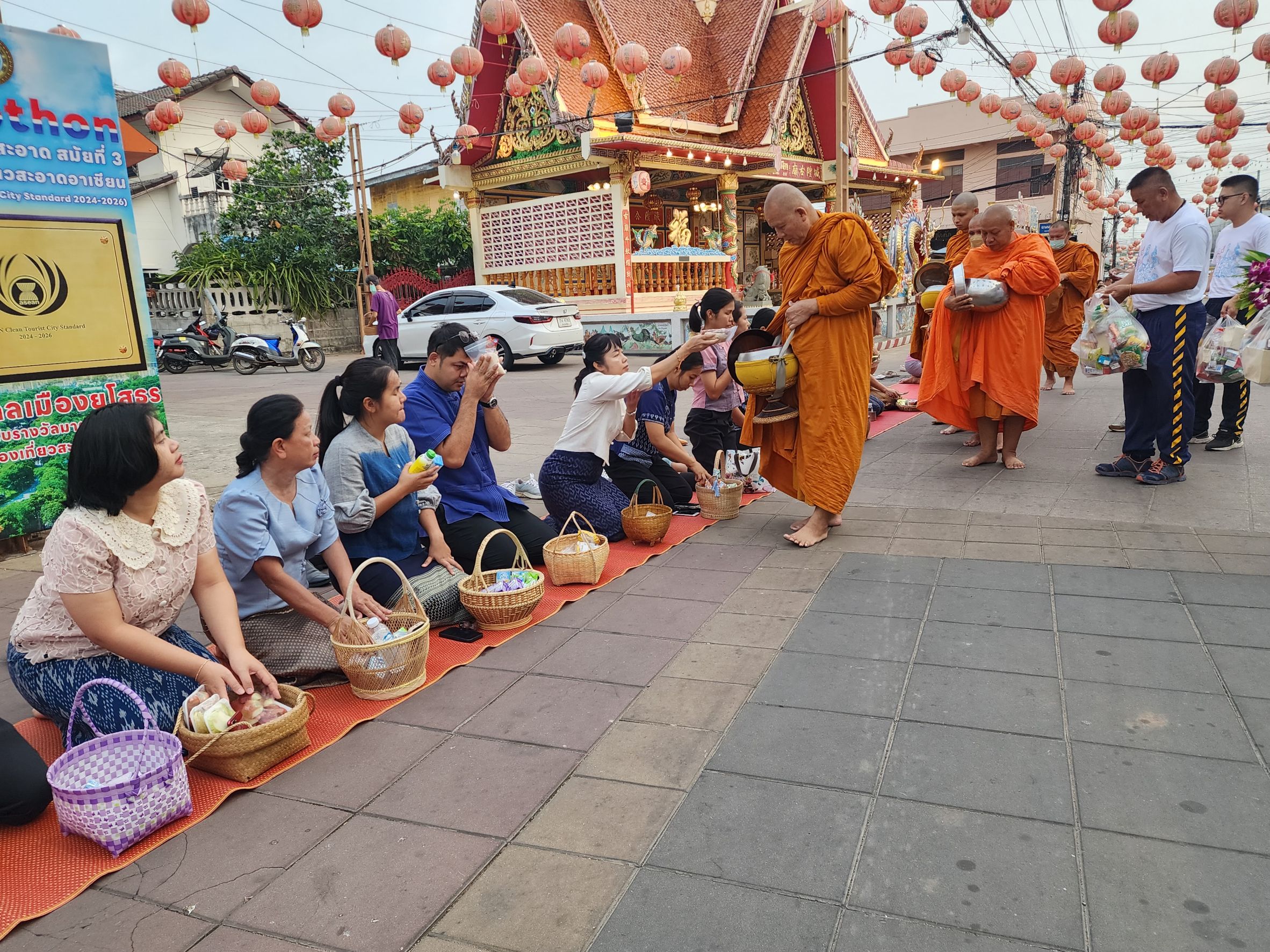 ☘พช.ยโสธรร่วมทำบุญตักบาตรย้อนยุค วิถีถิ่น วิถีไทย ถนนคนเดินยโสธร เมืองเก่าบ้านสิงห์ท่า และร่วมกันสวมใส่ผ้าไทยตามโครงการ “ผ้าไทยใส่ให้สนุก”