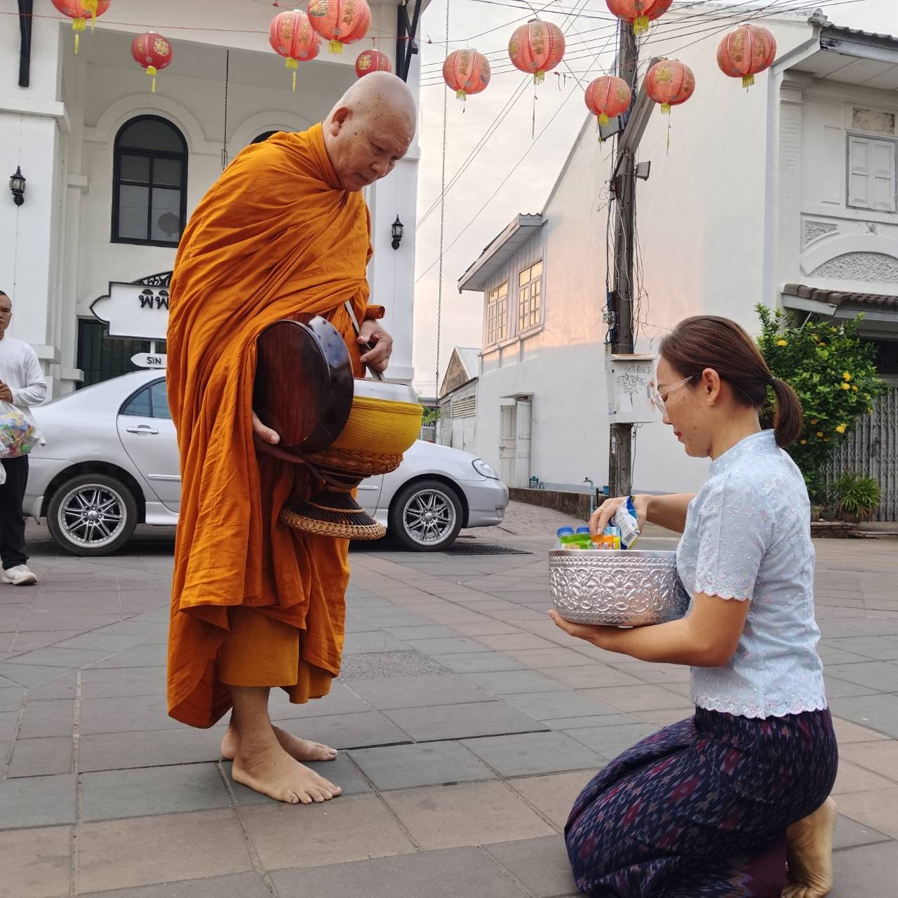 ☘พช.ยโสธรร่วมทำบุญตักบาตรย้อนยุค วิถีถิ่น วิถีไทย ถนนคนเดินยโสธร เมืองเก่าบ้านสิงห์ท่า และร่วมกันสวมใส่ผ้าไทยตามโครงการ “ผ้าไทยใส่ให้สนุก”
