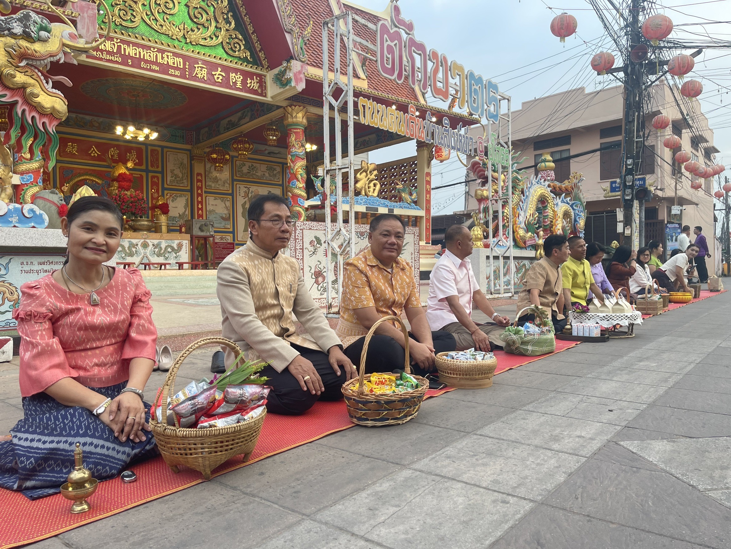 ☘พช.ยโสธรร่วมทำบุญตักบาตรย้อนยุค วิถีถิ่น วิถีไทย ถนนคนเดินยโสธร เมืองเก่าบ้านสิงห์ท่า และร่วมกันสวมใส่ผ้าไทยตามโครงการ “ผ้าไทยใส่ให้สนุก”