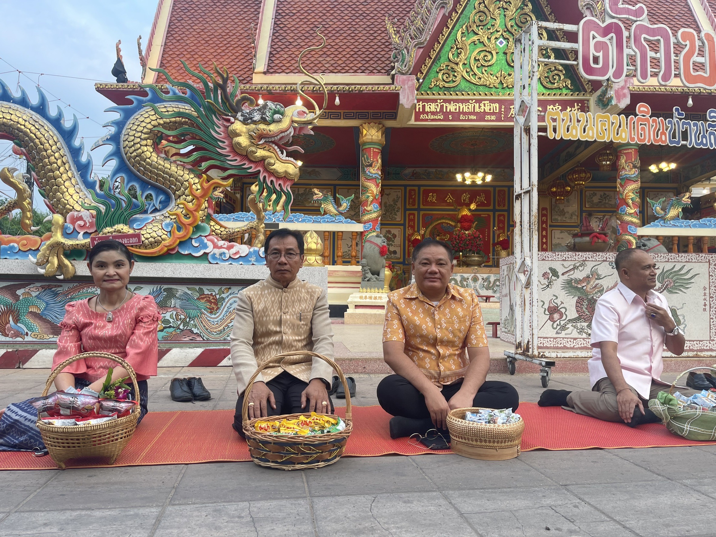 ☘พช.ยโสธรร่วมทำบุญตักบาตรย้อนยุค วิถีถิ่น วิถีไทย ถนนคนเดินยโสธร เมืองเก่าบ้านสิงห์ท่า และร่วมกันสวมใส่ผ้าไทยตามโครงการ “ผ้าไทยใส่ให้สนุก”