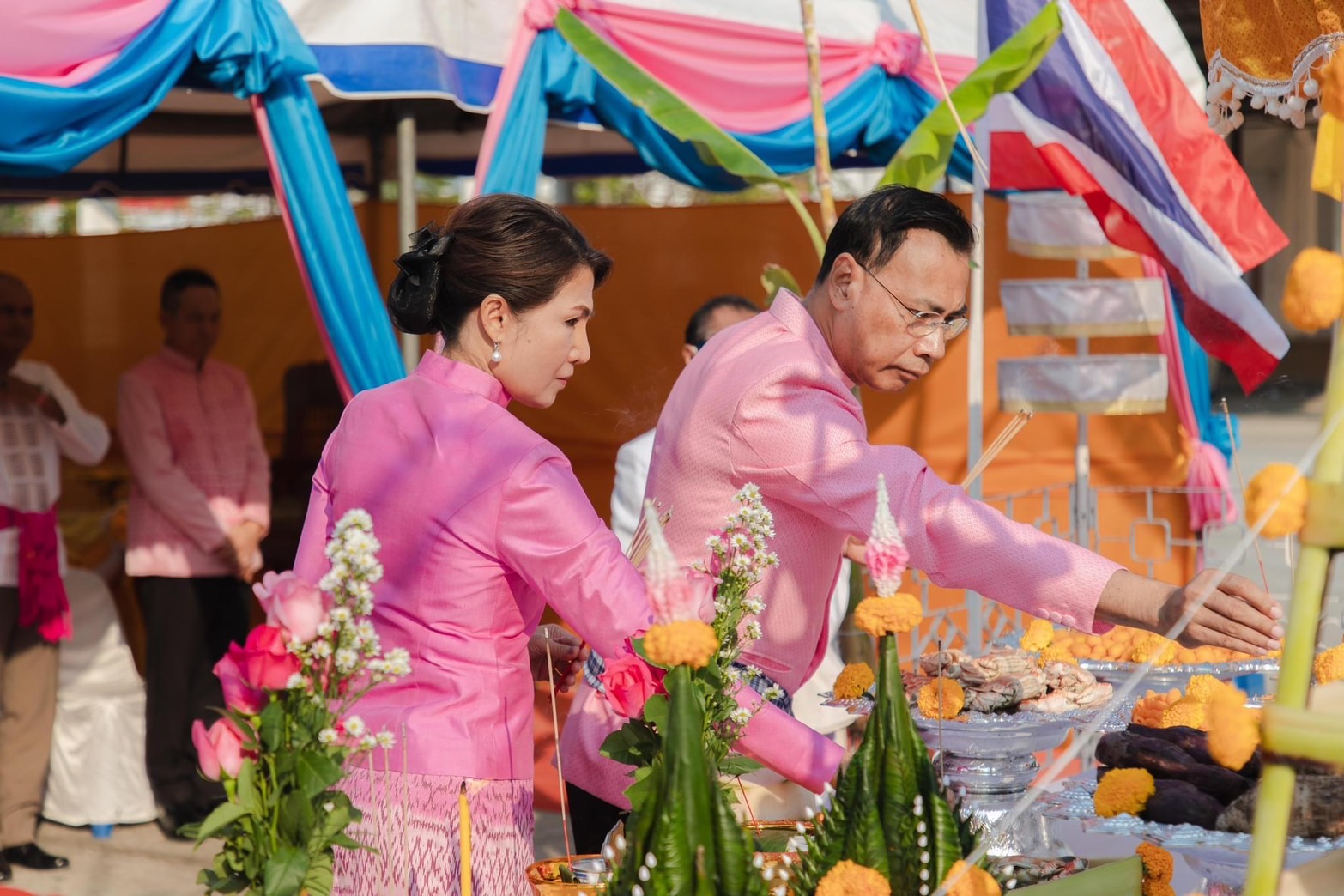 พช.ยโสธร ร่วมพิธีทำบุญตักบาตร บวงสรวงพระบรมราชานุสาวรีย์รัชกาลที่ 5 วางขันหมากเบ็ง และบวงสรวงอนุสาวรีย์พระสุนทรราชวงศา เจ้าเมืองยโสธรท่านแรก ในโอกาสวันสถาปนาจังหวัดยโสธร ครบรอบ 52 ปี
