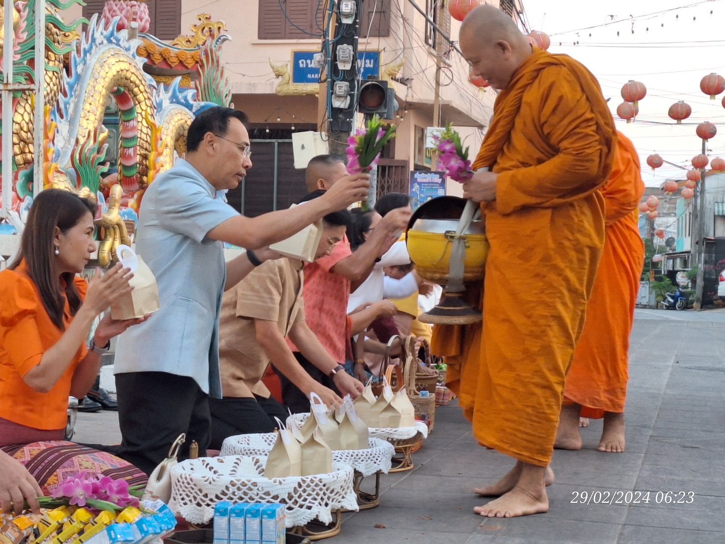พช.ยโสธรร่วมทำบุญตักบาตรย้อนยุค วิถีถิ่น วิถีไทย ถนนคนเดินยโสธร เมืองเก่าบ้านสิงห์ท่า และร่วมกันสวมใส่ผ้าไทยตามโครงการ “ผ้าไทยใส่ให้สนุก”