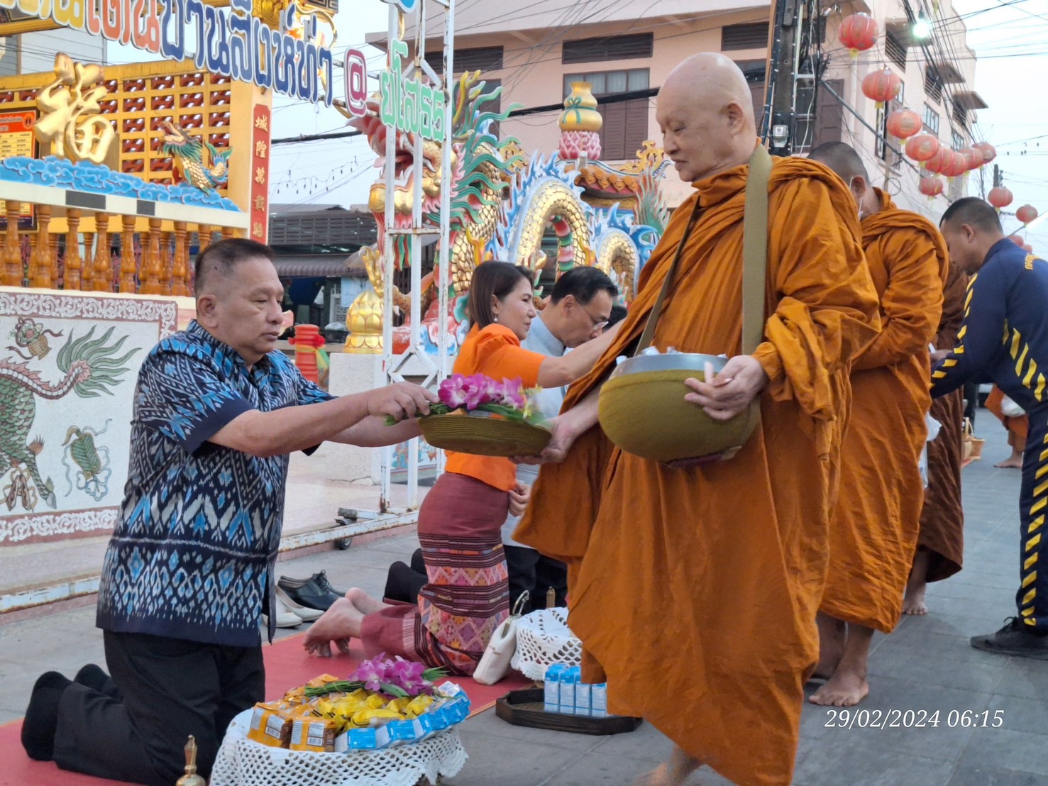 พช.ยโสธรร่วมทำบุญตักบาตรย้อนยุค วิถีถิ่น วิถีไทย ถนนคนเดินยโสธร เมืองเก่าบ้านสิงห์ท่า และร่วมกันสวมใส่ผ้าไทยตามโครงการ “ผ้าไทยใส่ให้สนุก”