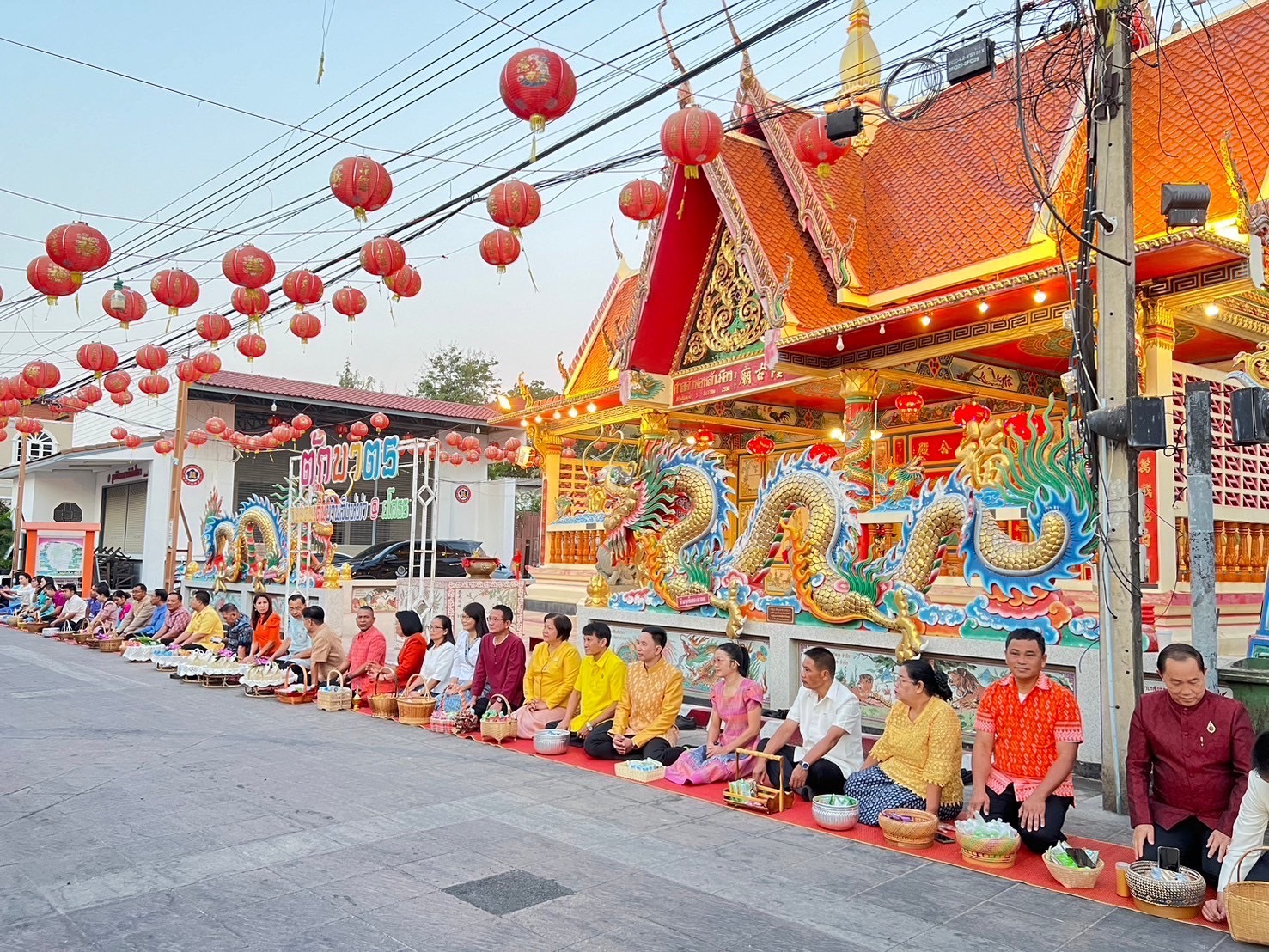 พช.ยโสธรร่วมทำบุญตักบาตรย้อนยุค วิถีถิ่น วิถีไทย ถนนคนเดินยโสธร เมืองเก่าบ้านสิงห์ท่า และร่วมกันสวมใส่ผ้าไทยตามโครงการ “ผ้าไทยใส่ให้สนุก”