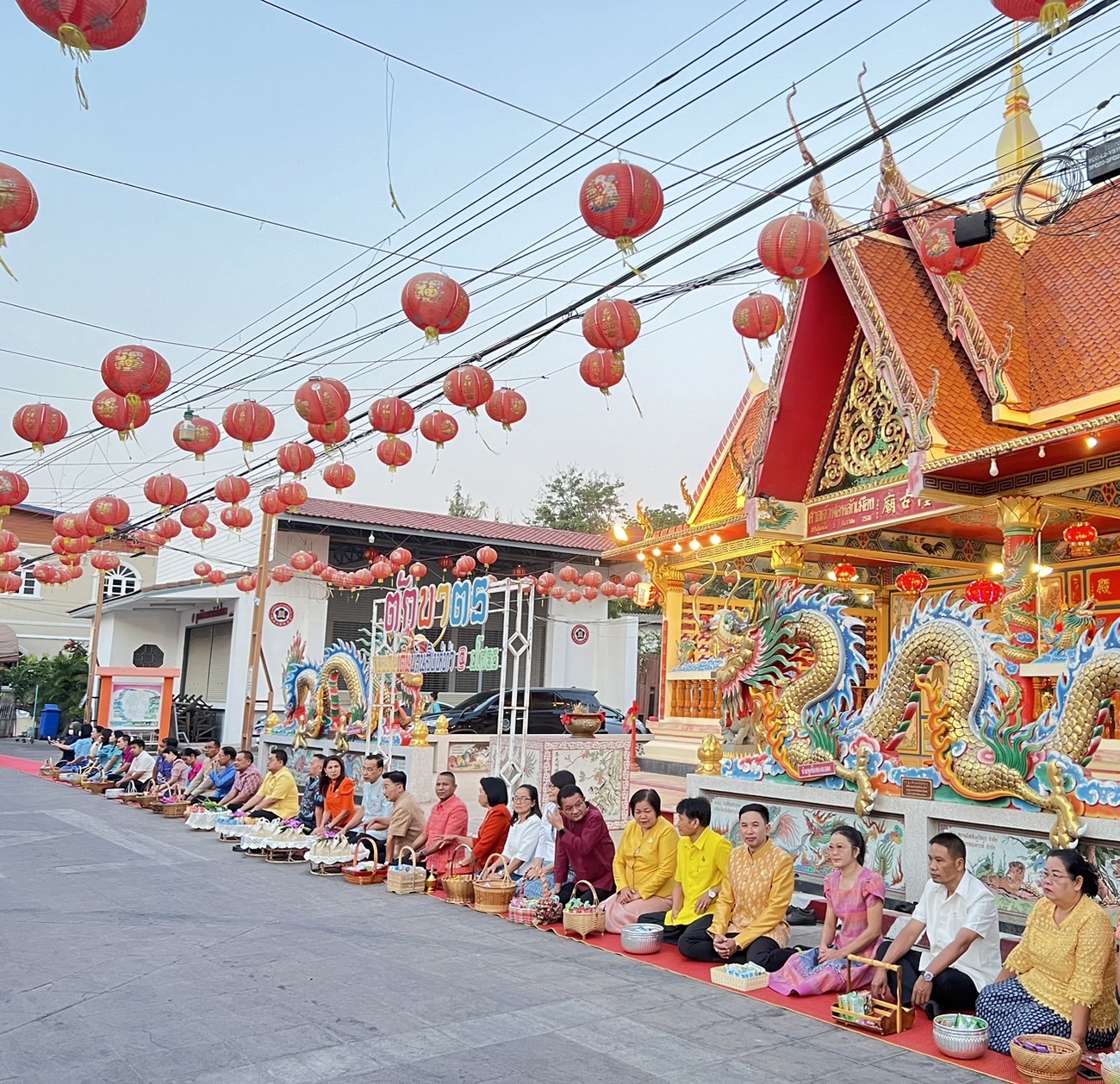 พช.ยโสธรร่วมทำบุญตักบาตรย้อนยุค วิถีถิ่น วิถีไทย ถนนคนเดินยโสธร เมืองเก่าบ้านสิงห์ท่า และร่วมกันสวมใส่ผ้าไทยตามโครงการ “ผ้าไทยใส่ให้สนุก”