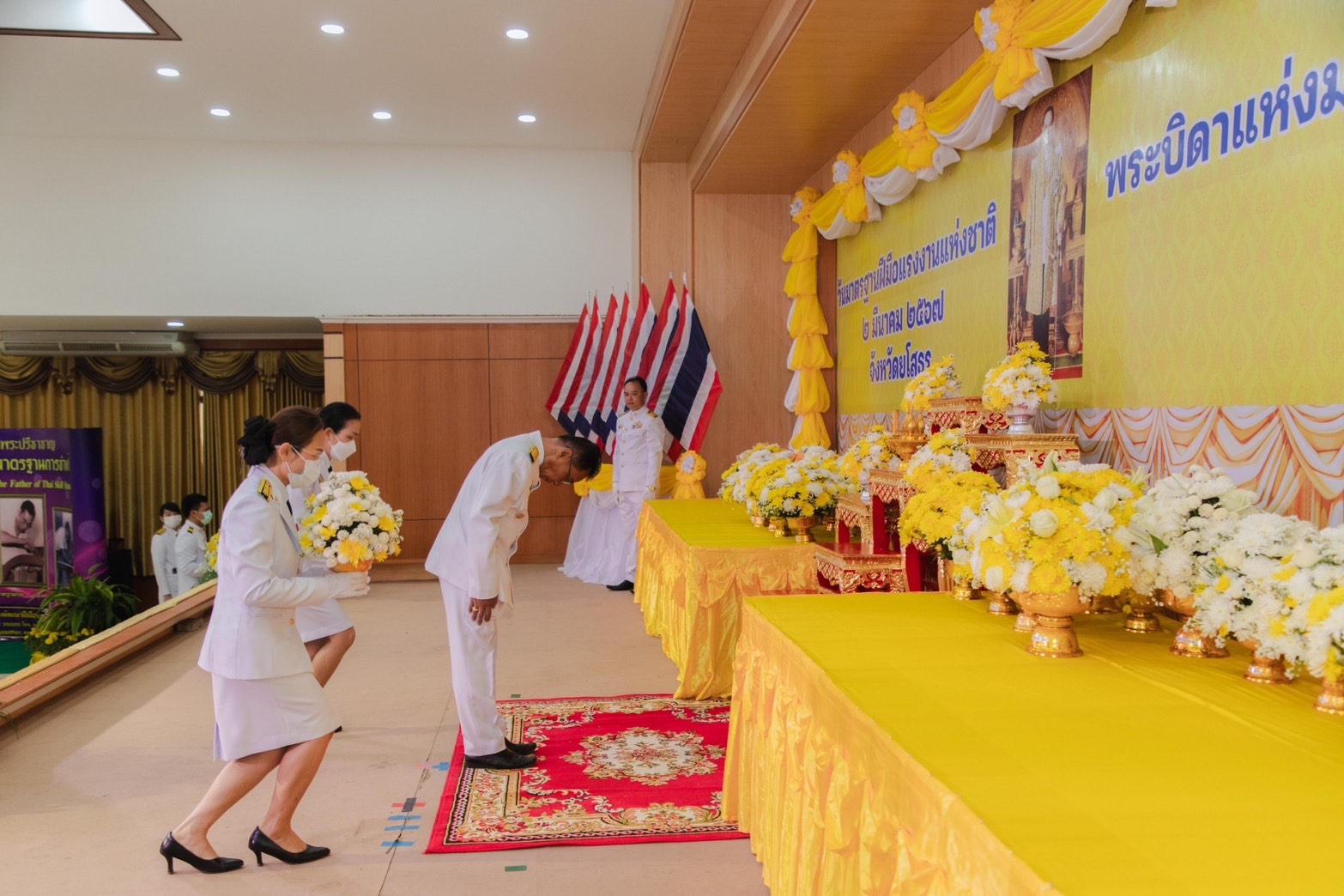พช.ยโสธร พิธีวางพานพุ่มถวายราชสักการะแด่พระบาทสมเด็จพระบรมชนกาธิเบศร มหาภูมิพลอดุลยเดชมหาราช บรมนาถบพิตร “พระบิดาแห่งมาตรฐานการช่างไทย”