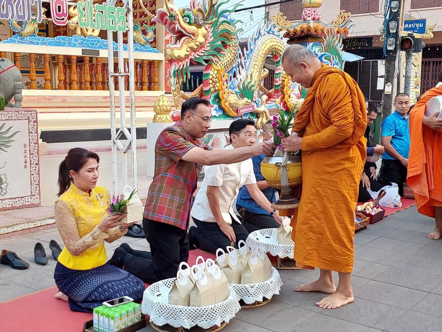 ☘พช.ยโสธรร่วมทำบุญตักบาตรย้อนยุค วิถีถิ่น วิถีไทย ถนนคนเดินยโสธร เมืองเก่าบ้านสิงห์ท่า และร่วมกันสวมใส่ผ้าไทยตามโครงการ “ผ้าไทยใส่ให้สนุก”