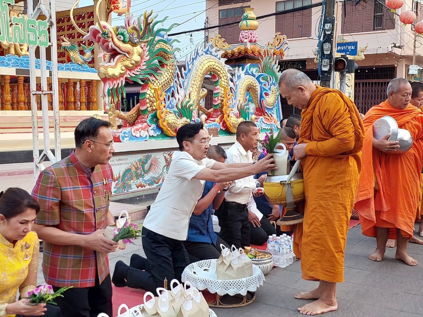 ☘พช.ยโสธรร่วมทำบุญตักบาตรย้อนยุค วิถีถิ่น วิถีไทย ถนนคนเดินยโสธร เมืองเก่าบ้านสิงห์ท่า และร่วมกันสวมใส่ผ้าไทยตามโครงการ “ผ้าไทยใส่ให้สนุก”