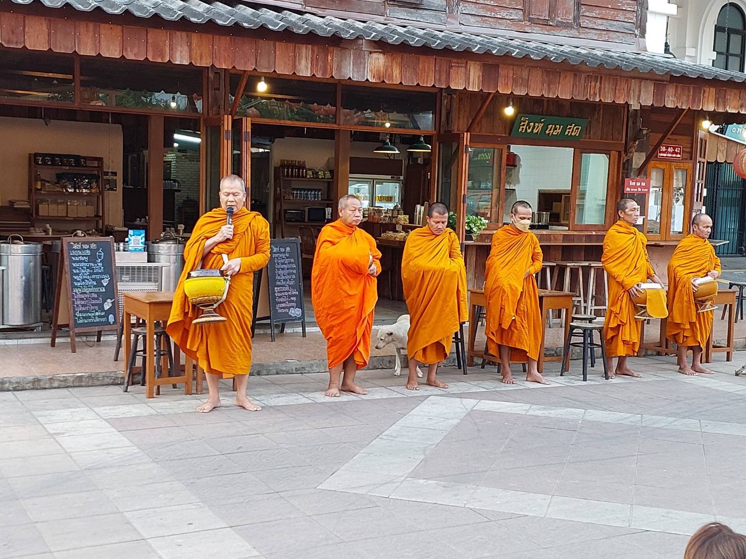 ☘พช.ยโสธรร่วมทำบุญตักบาตรย้อนยุค วิถีถิ่น วิถีไทย ถนนคนเดินยโสธร เมืองเก่าบ้านสิงห์ท่า และร่วมกันสวมใส่ผ้าไทยตามโครงการ “ผ้าไทยใส่ให้สนุก”