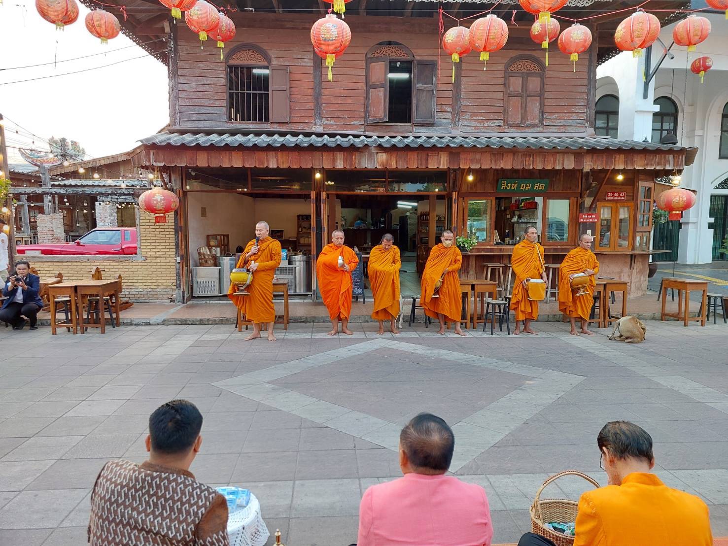 ☘พช.ยโสธรร่วมทำบุญตักบาตรย้อนยุค วิถีถิ่น วิถีไทย ถนนคนเดินยโสธร เมืองเก่าบ้านสิงห์ท่า และร่วมกันสวมใส่ผ้าไทยตามโครงการ “ผ้าไทยใส่ให้สนุก”