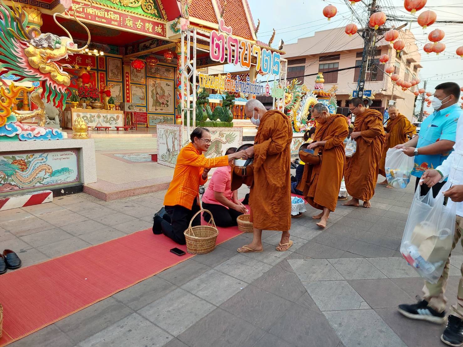 ☘พช.ยโสธรร่วมทำบุญตักบาตรย้อนยุค วิถีถิ่น วิถีไทย ถนนคนเดินยโสธร เมืองเก่าบ้านสิงห์ท่า และร่วมกันสวมใส่ผ้าไทยตามโครงการ “ผ้าไทยใส่ให้สนุก”
