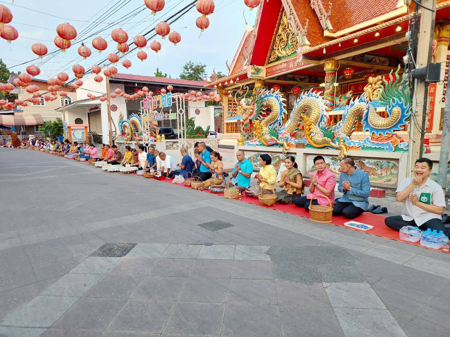 ☘พช.ยโสธรร่วมทำบุญตักบาตรย้อนยุค วิถีถิ่น วิถีไทย ถนนคนเดินยโสธร เมืองเก่าบ้านสิงห์ท่า และร่วมกันสวมใส่ผ้าไทยตามโครงการ “ผ้าไทยใส่ให้สนุก”