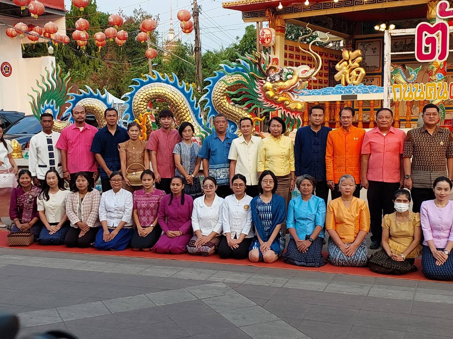 ☘พช.ยโสธรร่วมทำบุญตักบาตรย้อนยุค วิถีถิ่น วิถีไทย ถนนคนเดินยโสธร เมืองเก่าบ้านสิงห์ท่า และร่วมกันสวมใส่ผ้าไทยตามโครงการ “ผ้าไทยใส่ให้สนุก”