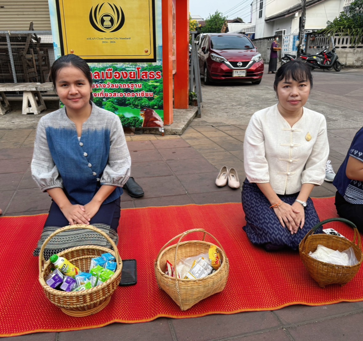 ☘พช.ยโสธรร่วมทำบุญตักบาตรย้อนยุค วิถีถิ่น วิถีไทย ถนนคนเดินยโสธร เมืองเก่าบ้านสิงห์ท่า และร่วมกันสวมใส่ผ้าไทยตามโครงการ “ผ้าไทยใส่ให้สนุก”