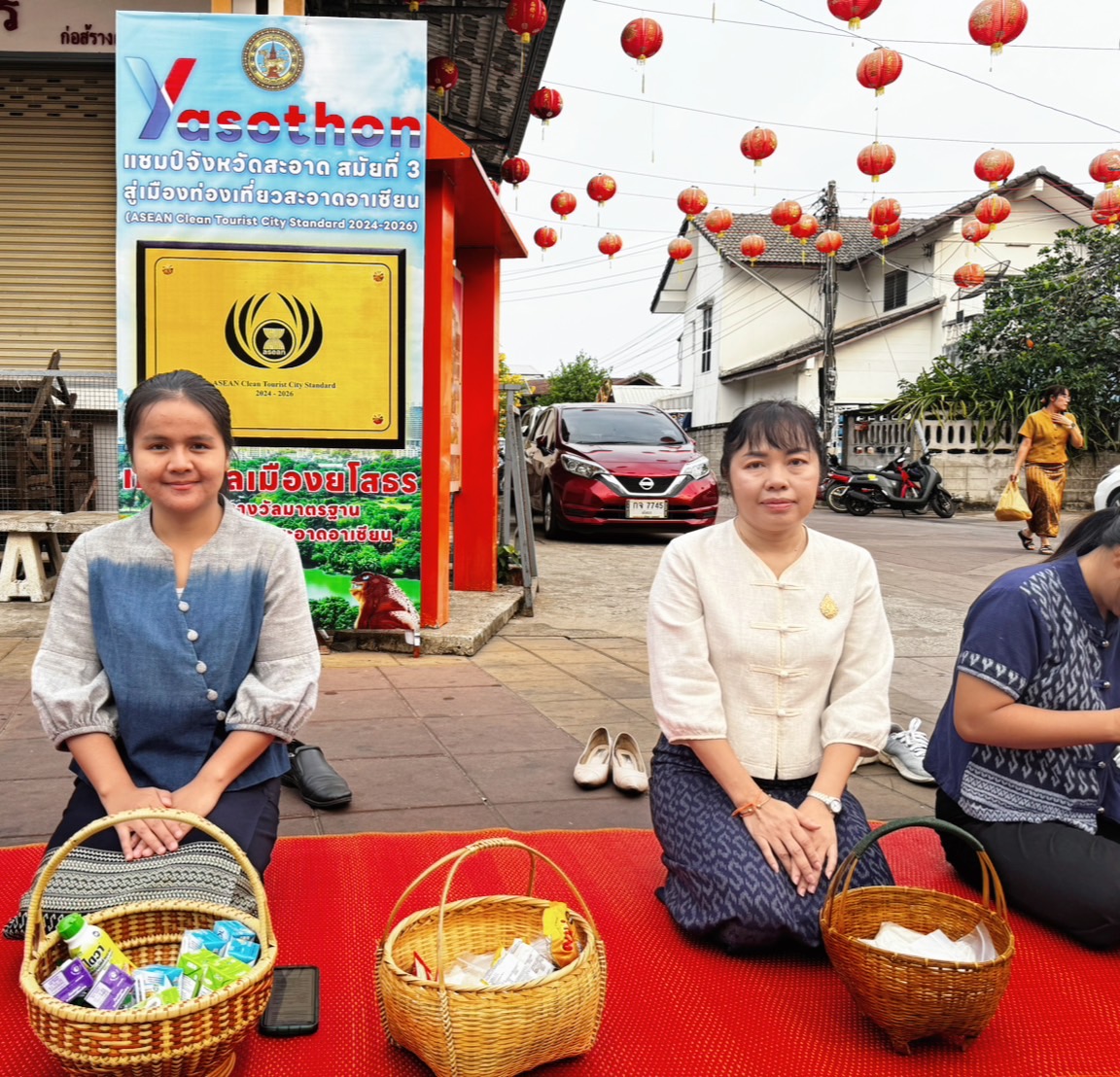 ☘พช.ยโสธรร่วมทำบุญตักบาตรย้อนยุค วิถีถิ่น วิถีไทย ถนนคนเดินยโสธร เมืองเก่าบ้านสิงห์ท่า และร่วมกันสวมใส่ผ้าไทยตามโครงการ “ผ้าไทยใส่ให้สนุก”