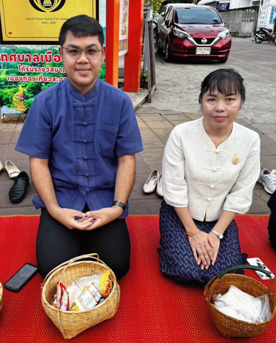 ☘พช.ยโสธรร่วมทำบุญตักบาตรย้อนยุค วิถีถิ่น วิถีไทย ถนนคนเดินยโสธร เมืองเก่าบ้านสิงห์ท่า และร่วมกันสวมใส่ผ้าไทยตามโครงการ “ผ้าไทยใส่ให้สนุก”