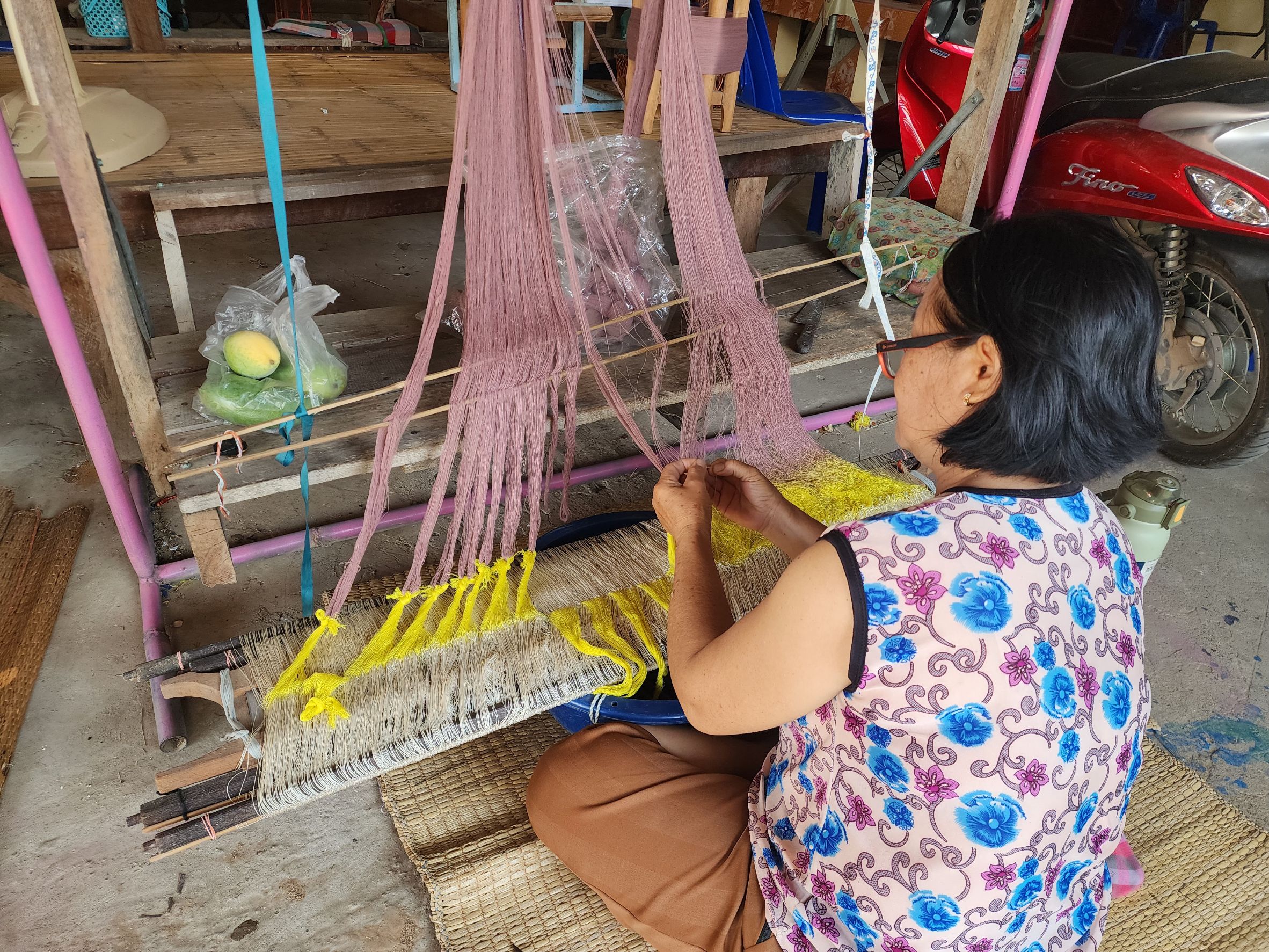 พช.ยโสธร ลงพื้นที่ติดตามกลุ่มทอผ้า เพื่อเฟ้นหากลุ่มเข้าร่วมการประกวดสุดยอดผ้าจังหวัดยโสธร ในพื้นที่อำเภอเมืองยโสธร จังหวัดยโสธร