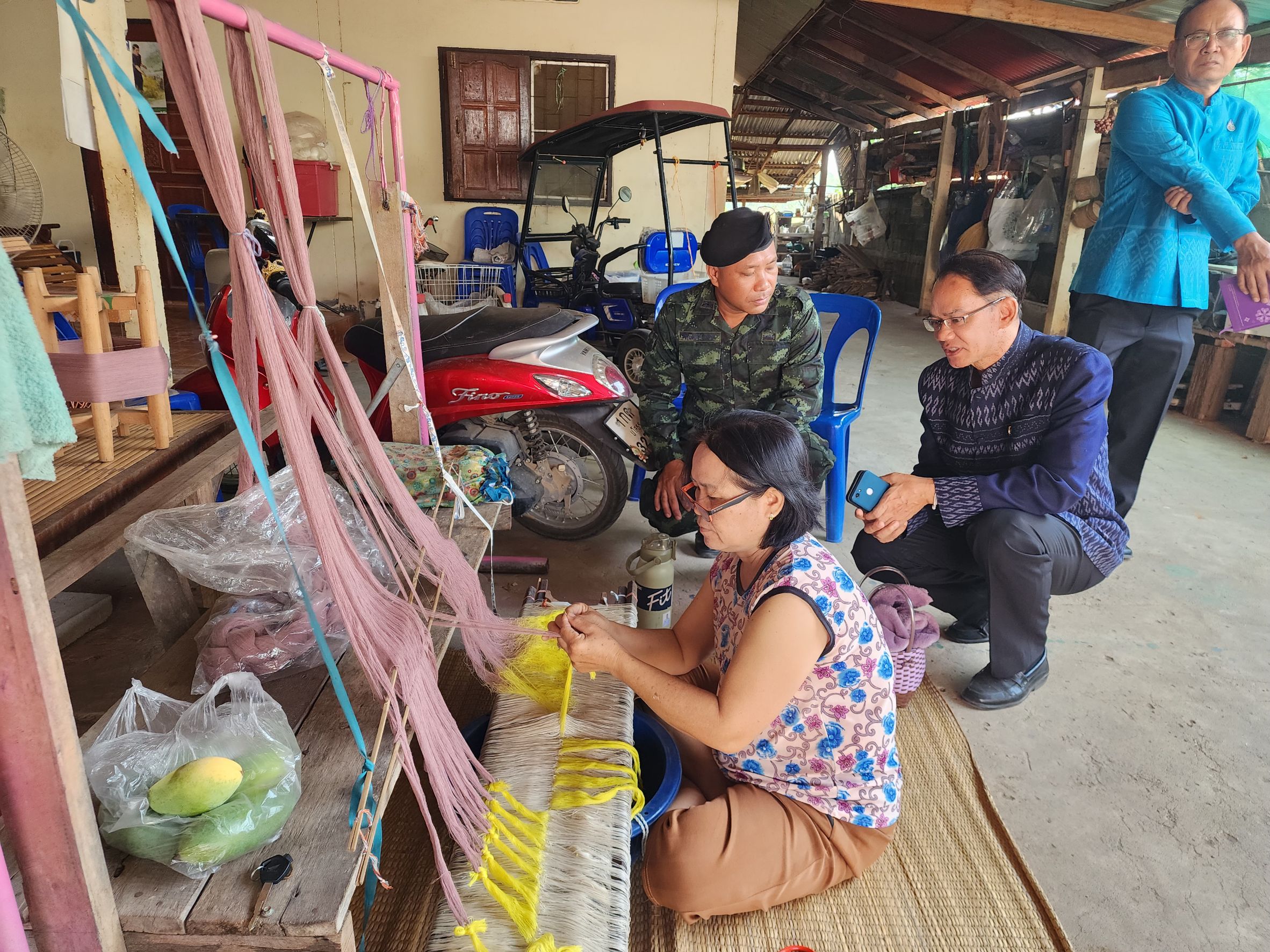 พช.ยโสธร ลงพื้นที่ติดตามกลุ่มทอผ้า เพื่อเฟ้นหากลุ่มเข้าร่วมการประกวดสุดยอดผ้าจังหวัดยโสธร ในพื้นที่อำเภอเมืองยโสธร จังหวัดยโสธร