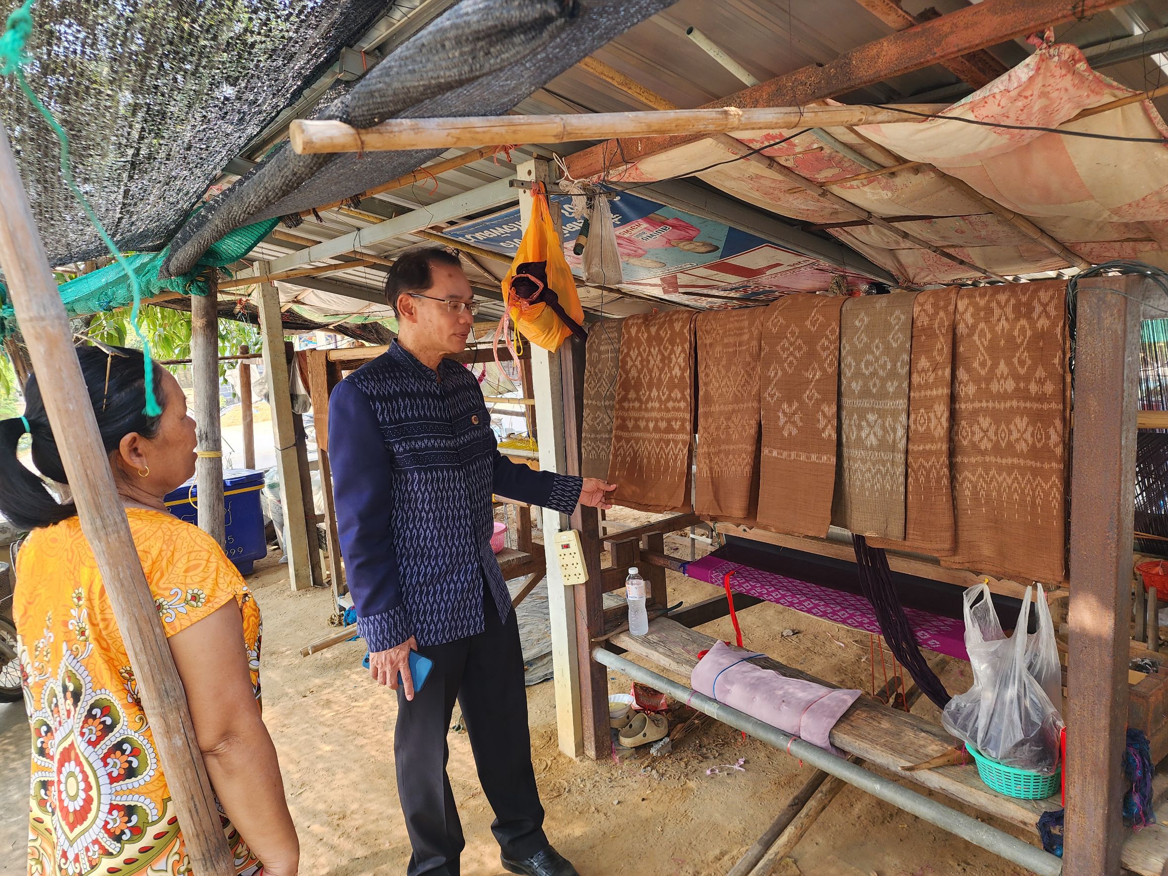 พช.ยโสธร ลงพื้นที่ติดตามกลุ่มทอผ้า เพื่อเฟ้นหากลุ่มเข้าร่วมการประกวดสุดยอดผ้าจังหวัดยโสธร ในพื้นที่อำเภอเมืองยโสธร จังหวัดยโสธร