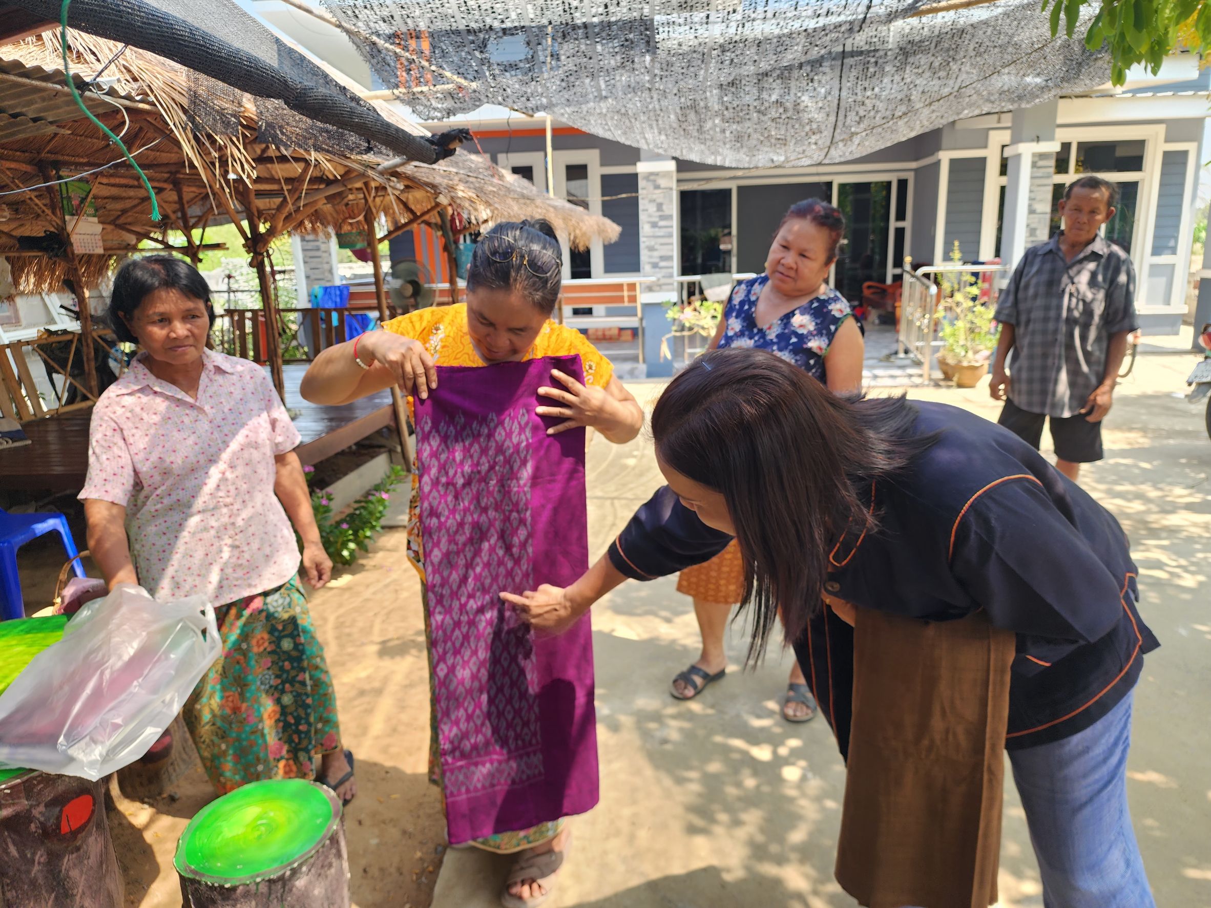 พช.ยโสธร ลงพื้นที่ติดตามกลุ่มทอผ้า เพื่อเฟ้นหากลุ่มเข้าร่วมการประกวดสุดยอดผ้าจังหวัดยโสธร ในพื้นที่อำเภอเมืองยโสธร จังหวัดยโสธร