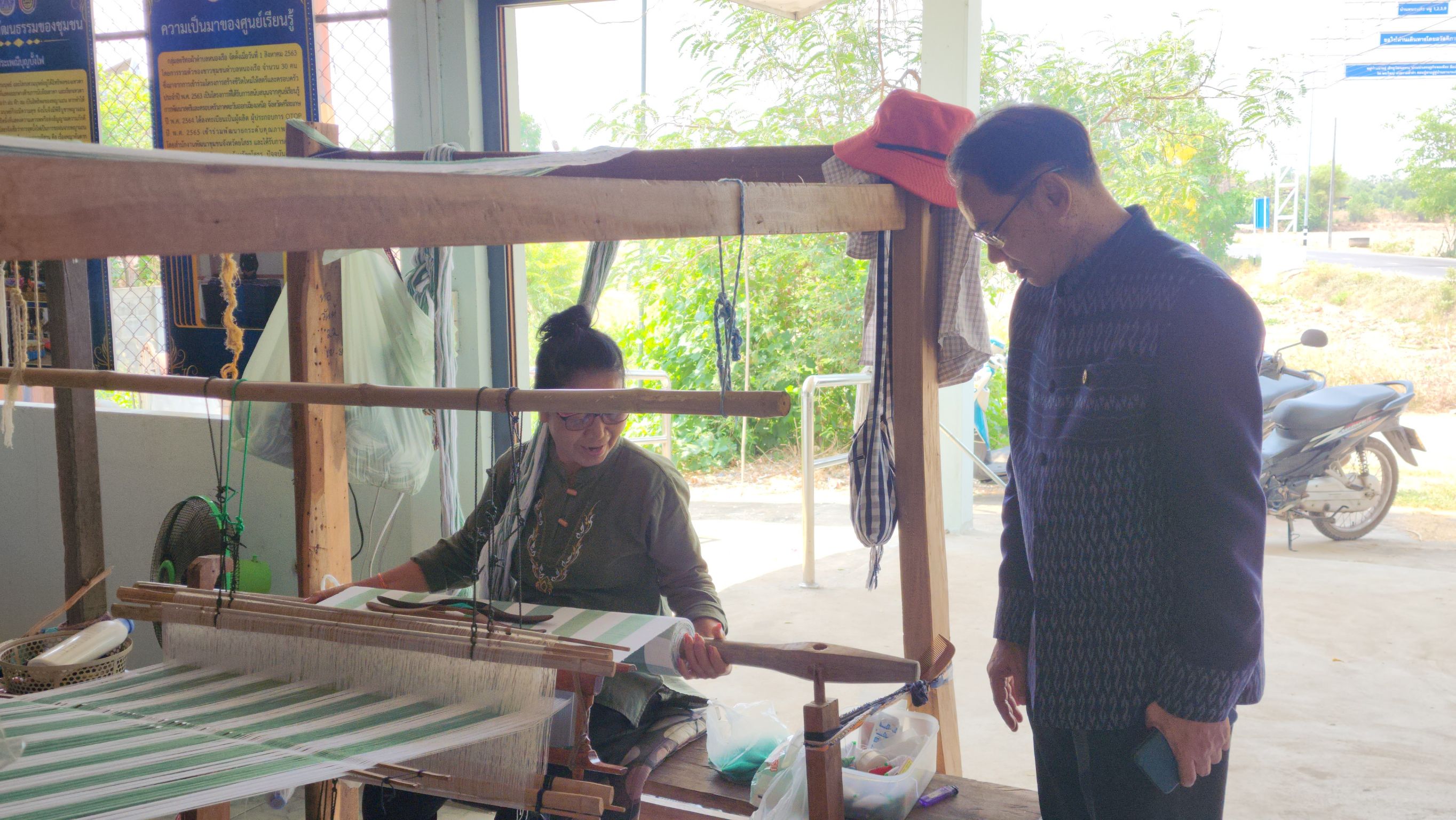 พช.ยโสธร ลงพื้นที่ติดตามกลุ่มทอผ้า เพื่อเฟ้นหากลุ่มเข้าร่วมการประกวดสุดยอดผ้าจังหวัดยโสธร ในพื้นที่อำเภอเมืองยโสธร จังหวัดยโสธร