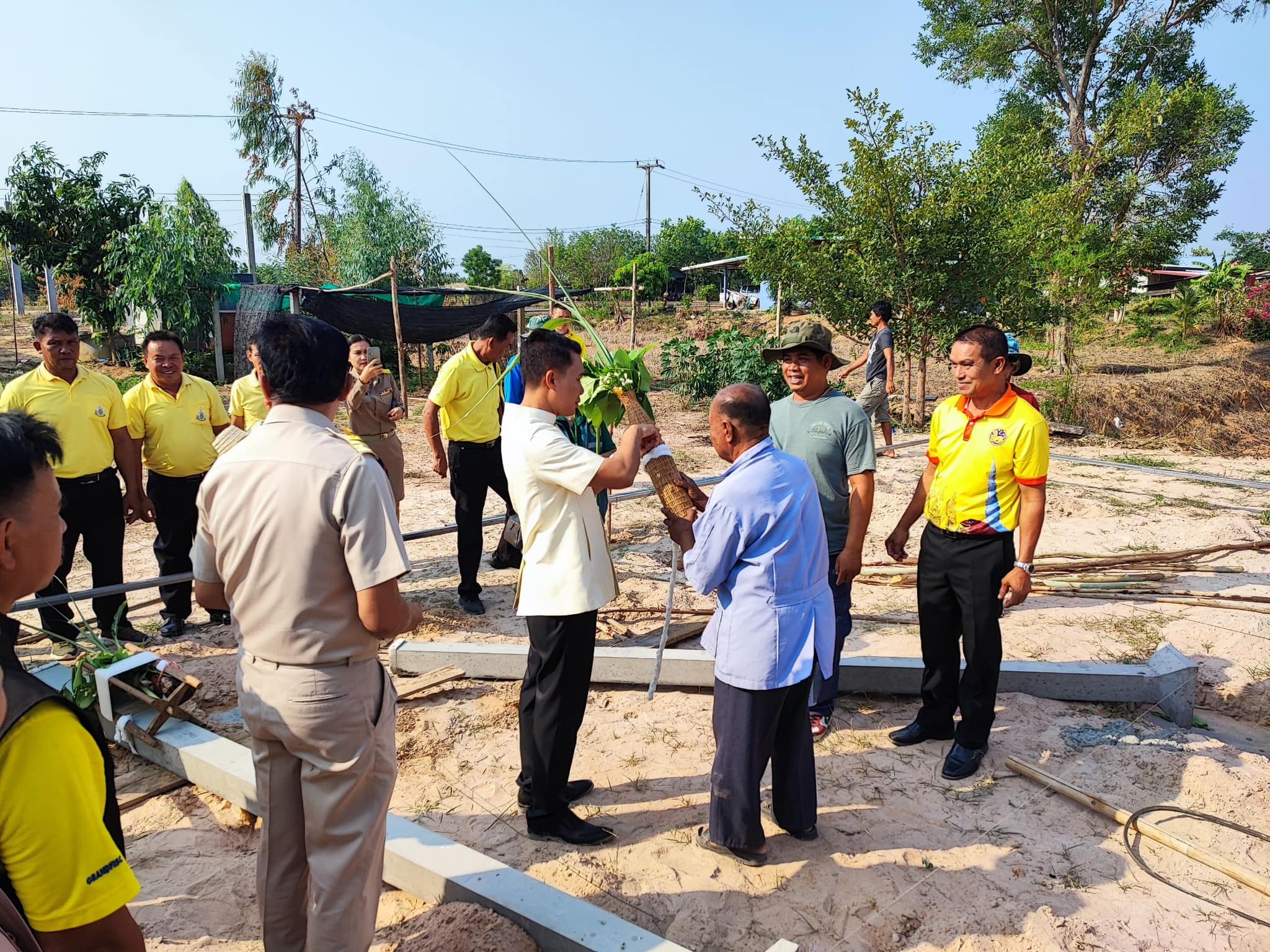 พช.เลิงนกทา จังหวัดยโสธร พิธียกเสาเอก เสาโท โครงการบ้านห่วงใยจากใจ GLO ประจำปี 2566